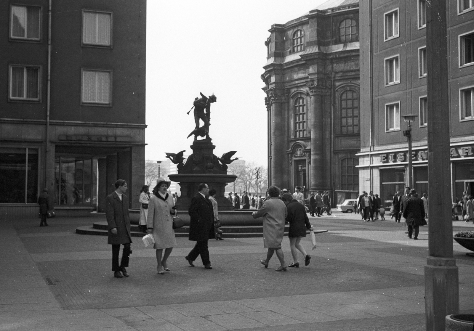 Németország, Drezda, Weisse Gasse, szemben a Gänsediebbrunnen., 1971, Lencse Zoltán, szökőkút, NDK, Fortepan #61142