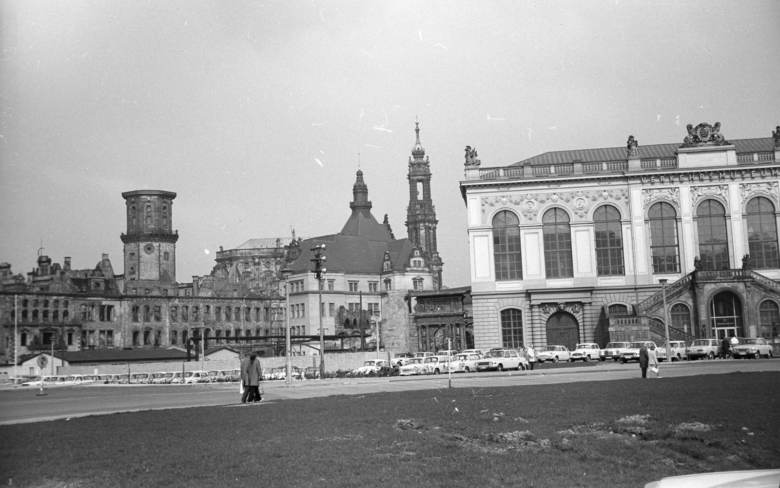 Németország, Drezda, Neumarkt, a Drezdai Kastély (Residenzschloss) romjai, a Hofkirche tornya és a Johanneum (később közlekedési múzeum)., 1971, Lencse Zoltán, NDK, Fortepan #61143