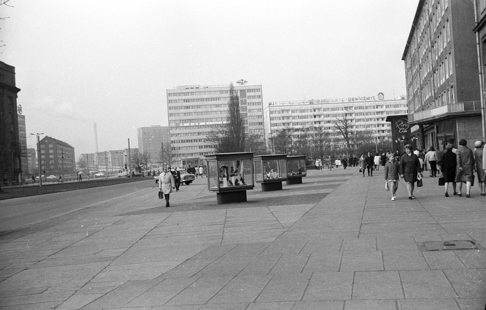 Germany, Dresden, látkép az Altmarkt felől, a (kép készítése után kialakított) Seestrasse irányába. A háttérben a Prager strasse magasházai., 1971, Lencse Zoltán, GDR, Fortepan #61147