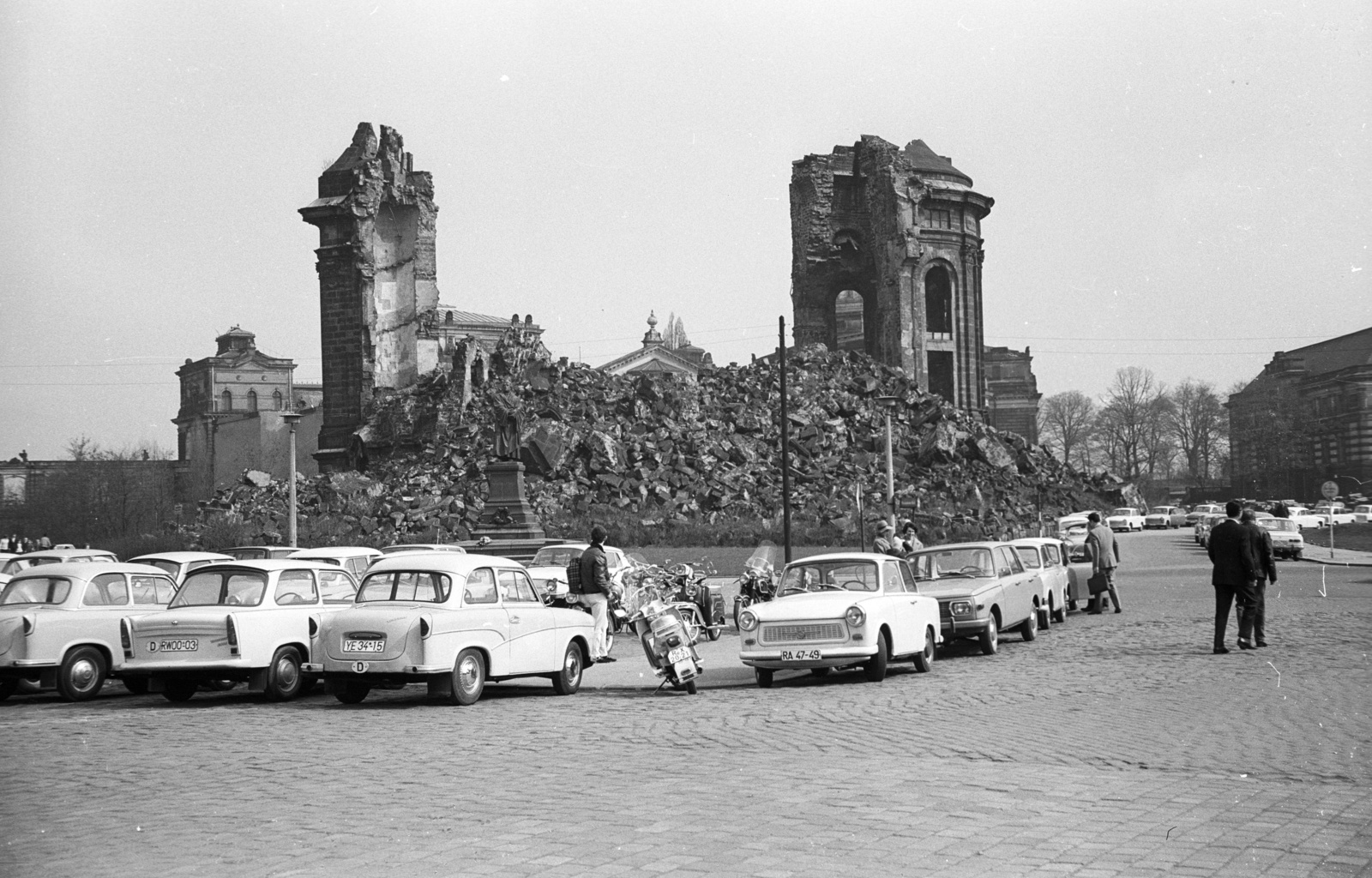 Germany, Dresden, a Miasszonyunk-templom (Frauenkirche) romjai., 1971, Lencse Zoltán, war damage, Trabant-brand, GDR, scooter, Fortepan #61152