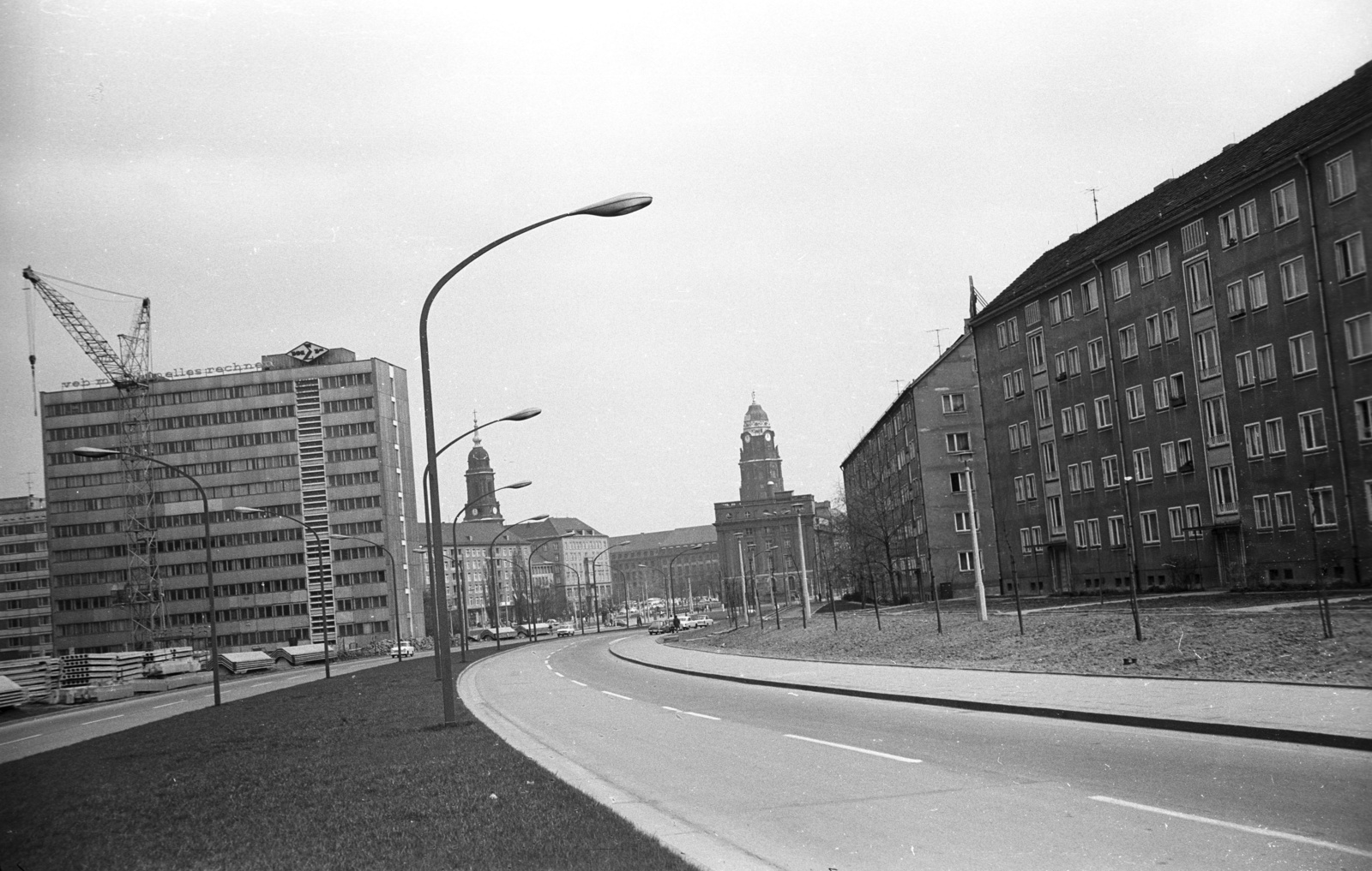 Germany, Dresden, Budapester Strasse, a háttérben balra a Kreuzkirche, jobbra a Városháza tornya., 1971, Lencse Zoltán, GDR, Fortepan #61164