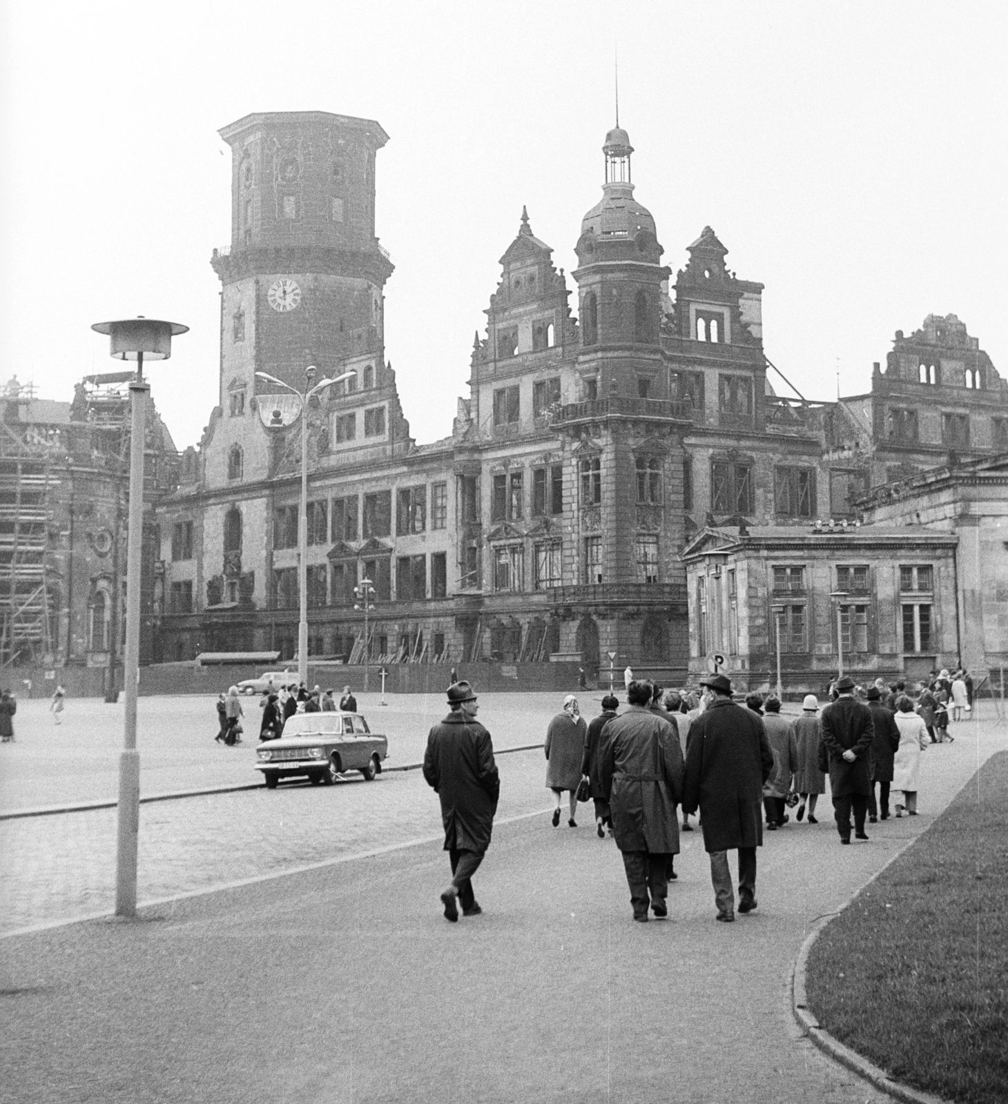 Németország, Drezda, a Drezdai Kastély (Residenzschloss) romjai a szétlőtt Hausmannsturm-mal., 1971, Lencse Zoltán, Moszkvics-márka, NDK, torony, Fortepan #61169