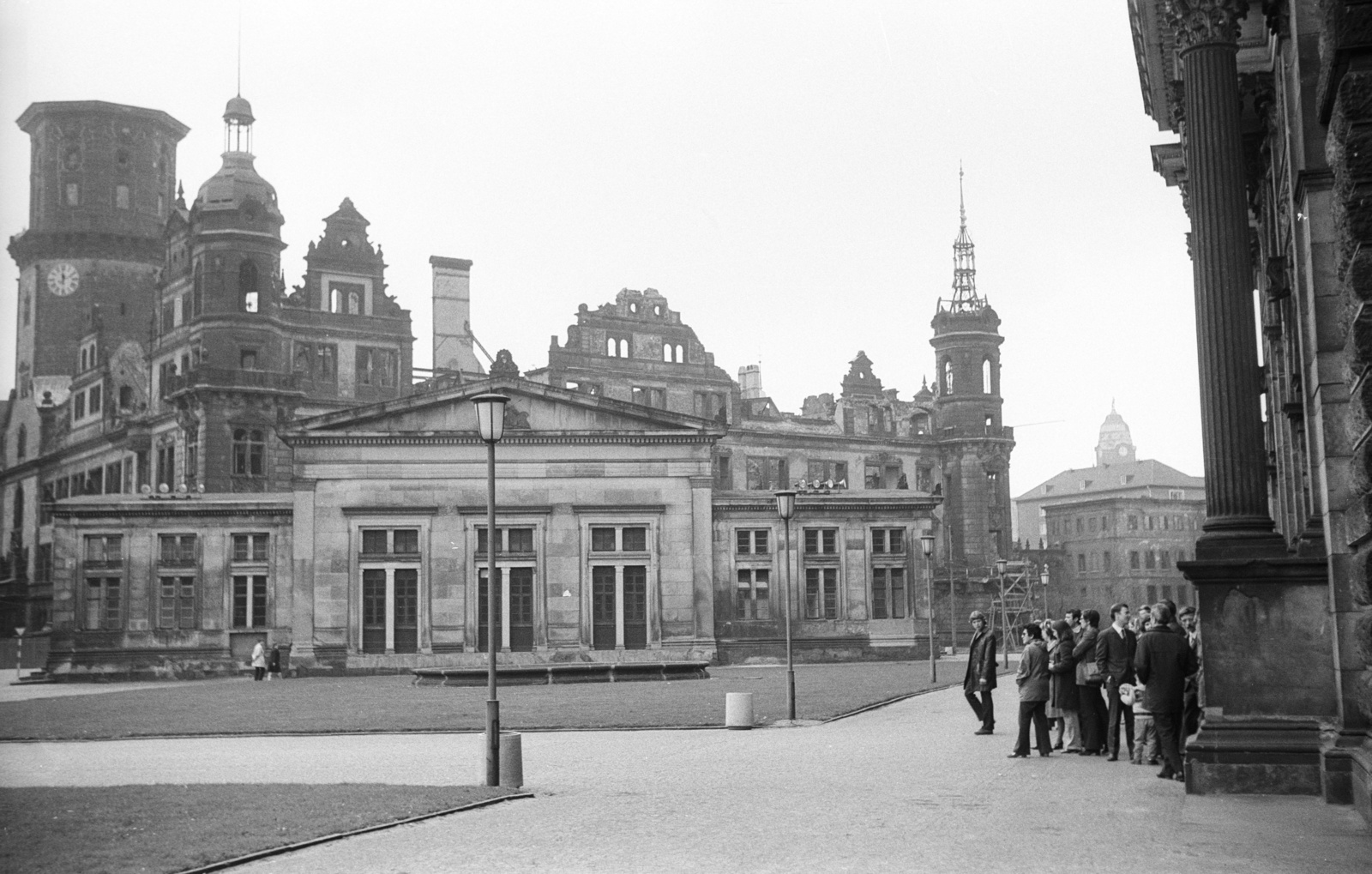 Németország, Drezda, a Drezdai Kastély (Residenzschloss) romjai a Zwinger bejárata felől., 1971, Lencse Zoltán, NDK, Fortepan #61174