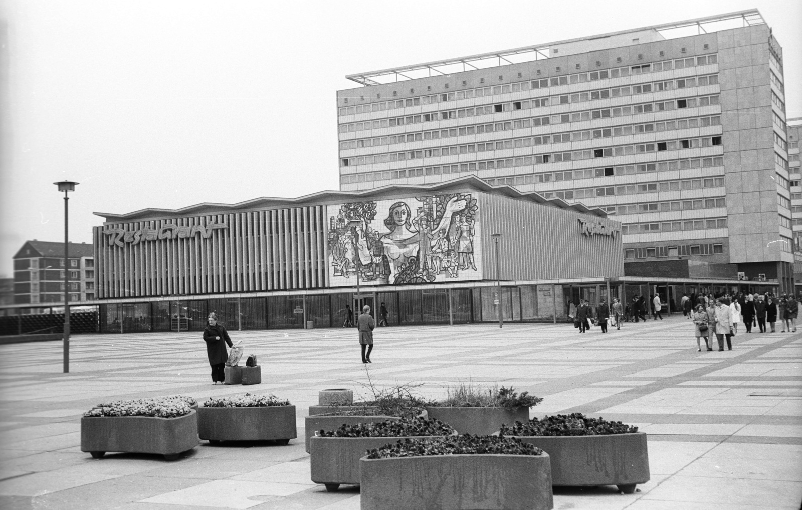Németország, Drezda, Prager Strasse a Wiener Platz (ekkor névtelen, később Leninplatz) felől nézve., 1971, Lencse Zoltán, étterem, NDK, mozaik, Fortepan #61176