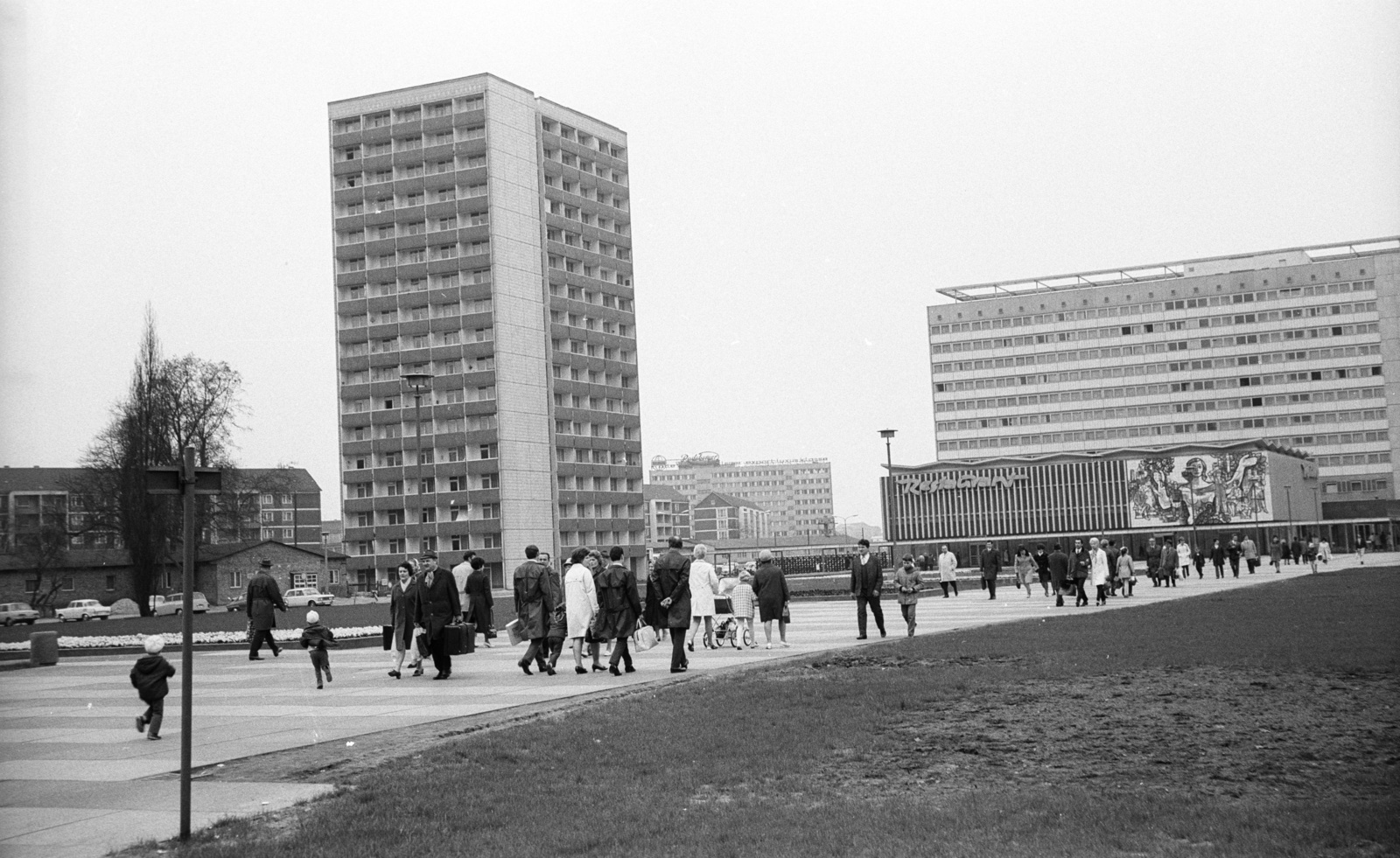 Németország, Drezda, Wiener Platz (ekkor névtelen, később Leninplatz) a Prager Strasse felé nézve., 1971, Lencse Zoltán, NDK, Fortepan #61183