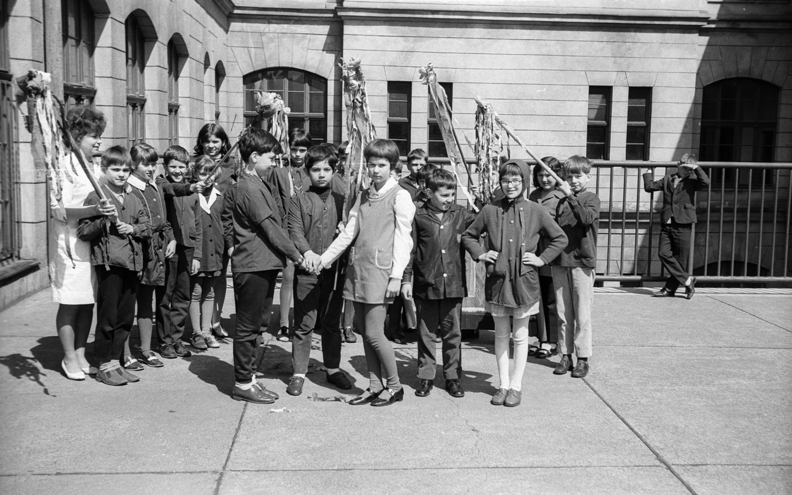 Hungary, Budapest II., Lajos utca 34., Általános iskola udvari terasza., 1962, Lencse Zoltán, kids, handshake, school yard, attire, maypole, Budapest, school uniform, Fortepan #61185