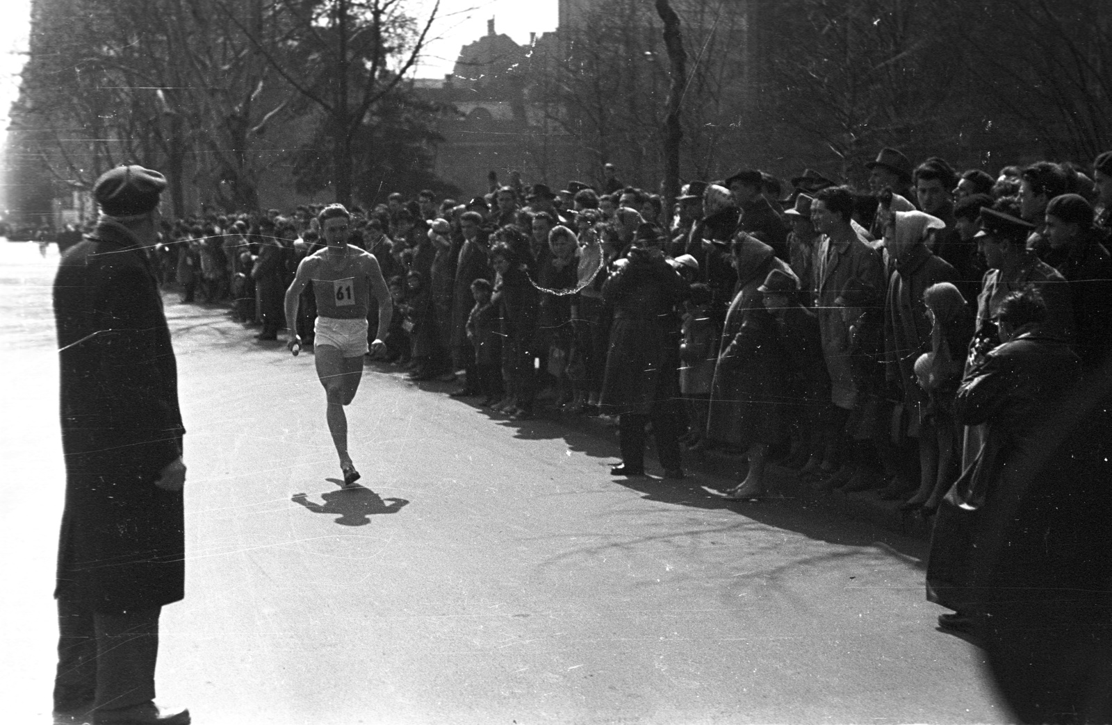 Hungary, Budapest V., Szabadság tér, balra az Október 6. utca torkolata., 1962, Lencse Zoltán, cop, beret, relay race, competitive running, starting number, Budapest, Fortepan #61188