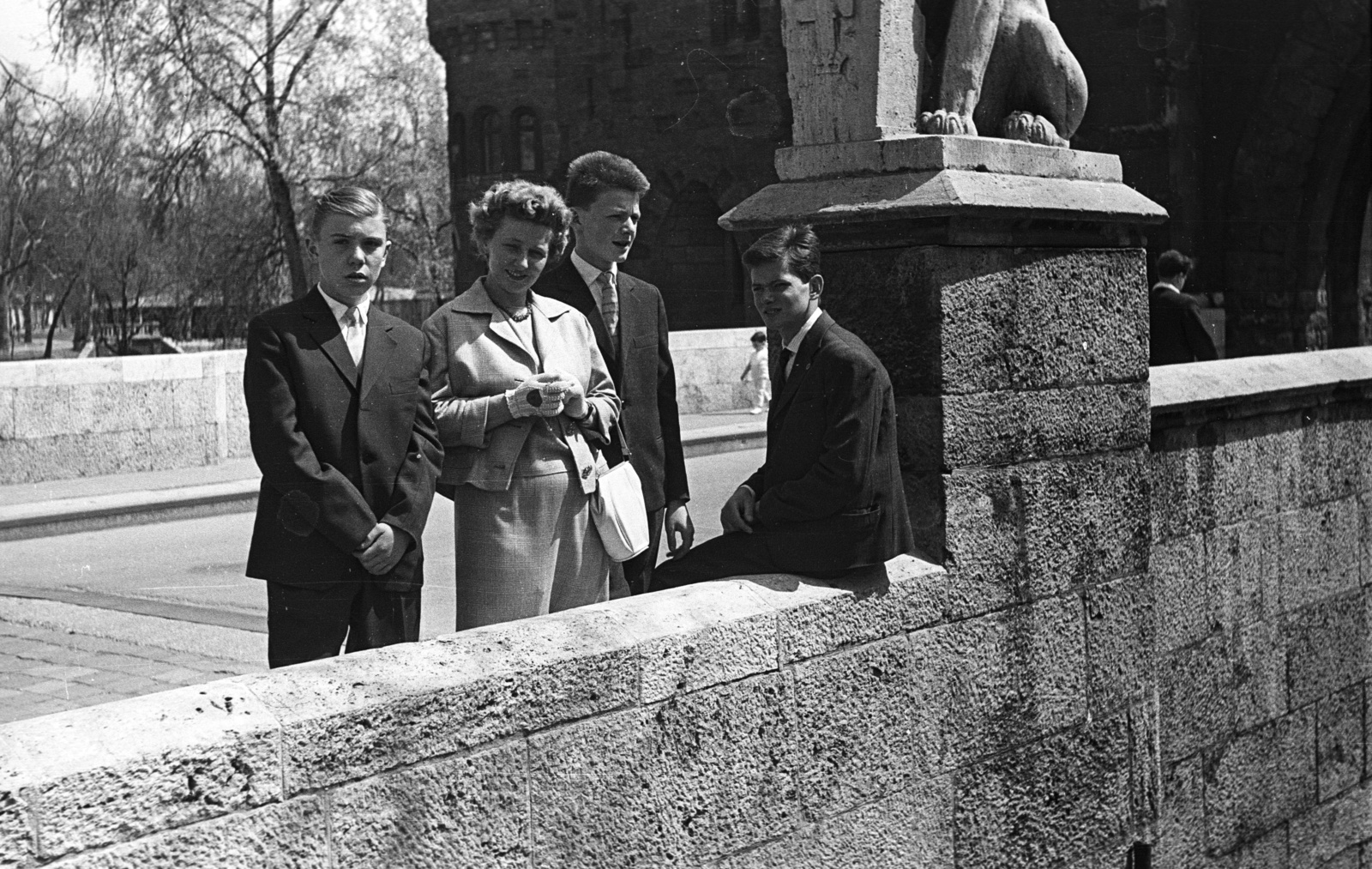 Hungary, Budapest XIV., Vajdahunyad sétány, híd a várkapu előtt., 1962, Lencse Zoltán, handbag, stone lion, Budapest, sitting on a wall, Fortepan #61194