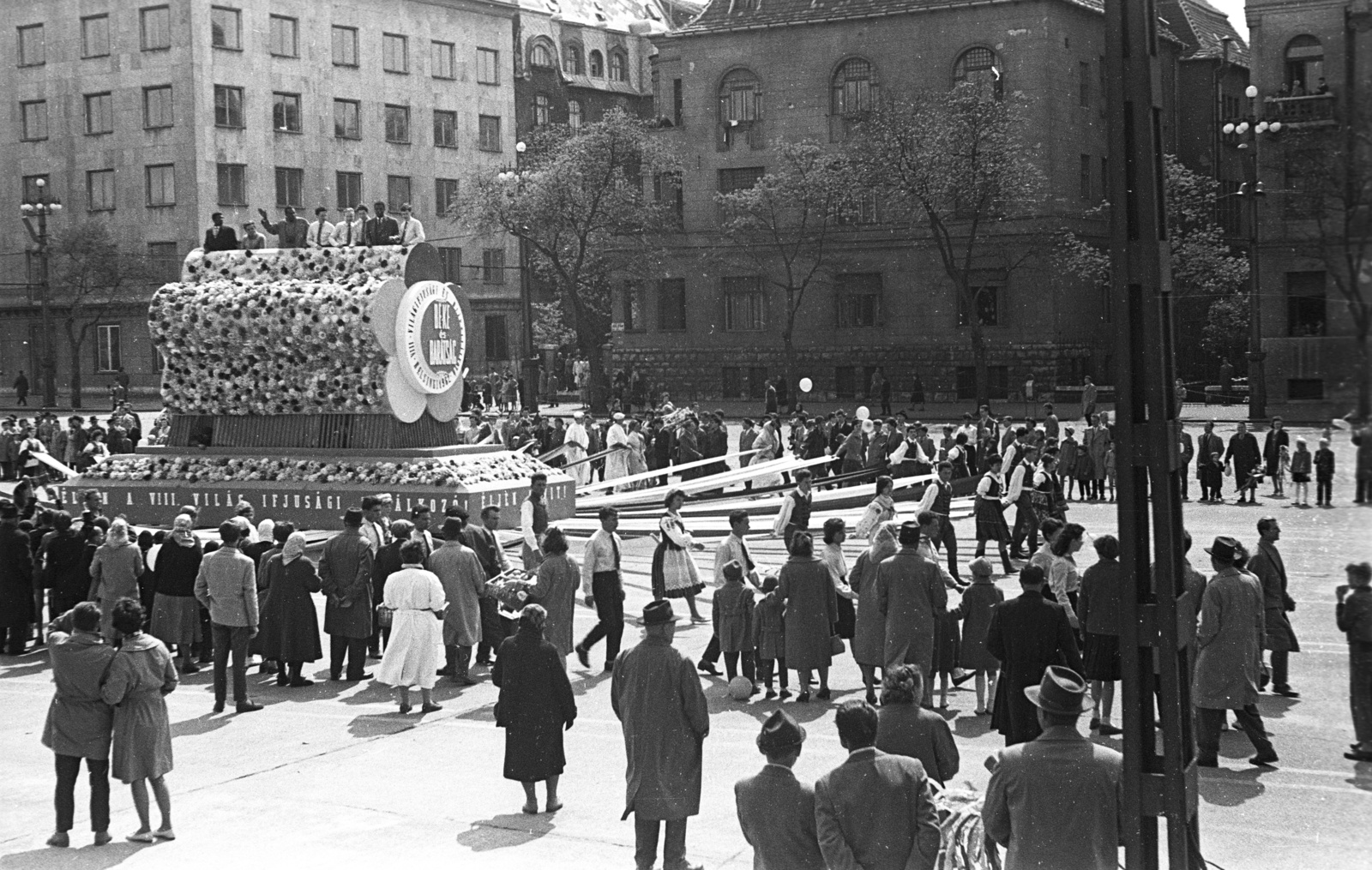 Magyarország, Budapest XIV., Dózsa György út (Felvonulási tér) a Műcsarnok mellől nézve, balra a Benczúr utca torkolata., 1962, Lencse Zoltán, reklám, felvonulás, május 1, népviselet, Budapest, pódiumautó, Fortepan #61196