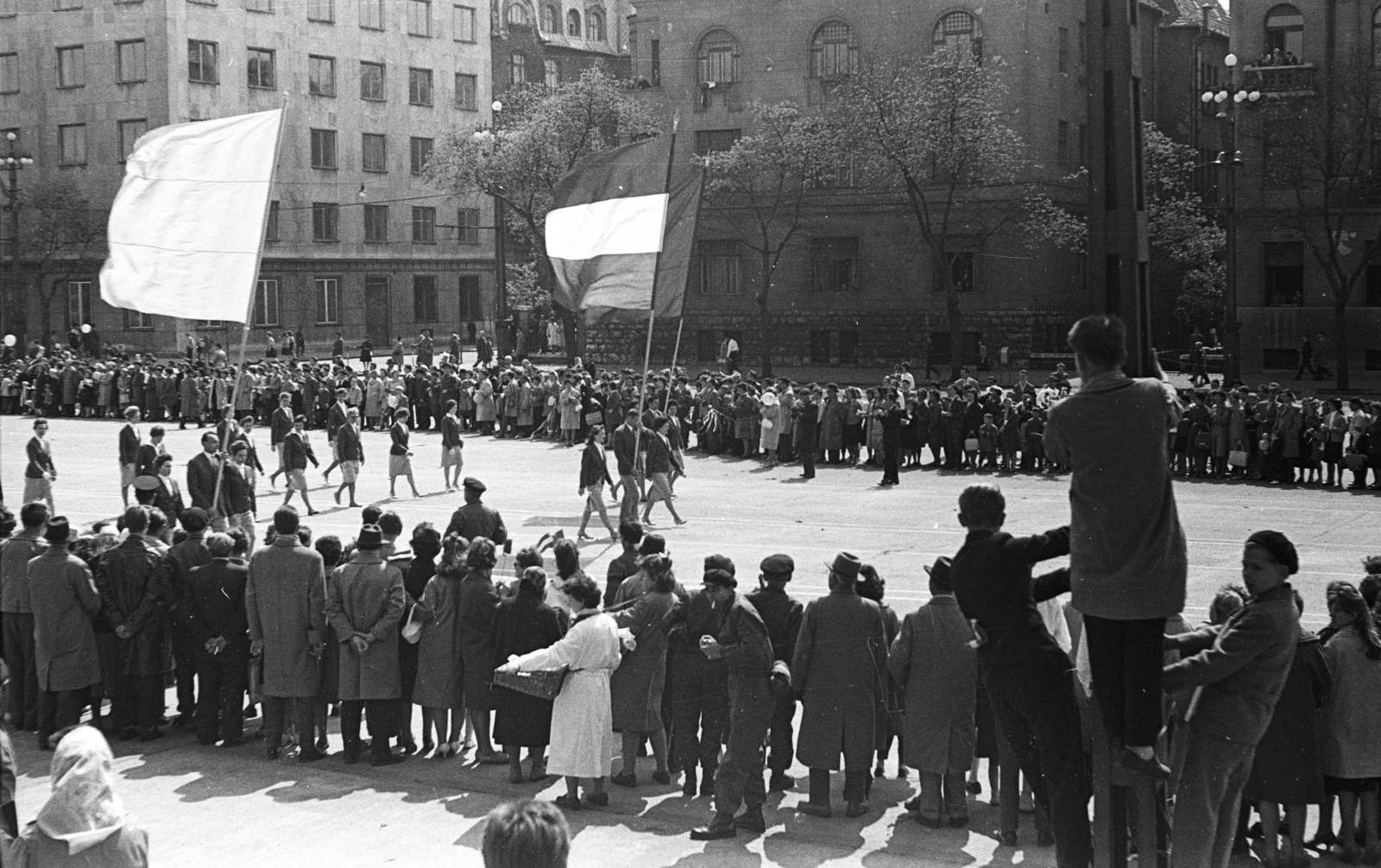 Hungary, Budapest XIV.,Budapest VI., Dózsa György út (Felvonulási tér) a Műcsarnok mellől nézve, balra a Benczúr utca torkolata., 1962, Lencse Zoltán, flag, Workers' Militia, march, 1st of May parade, pretzel vendor, Budapest, Fortepan #61197