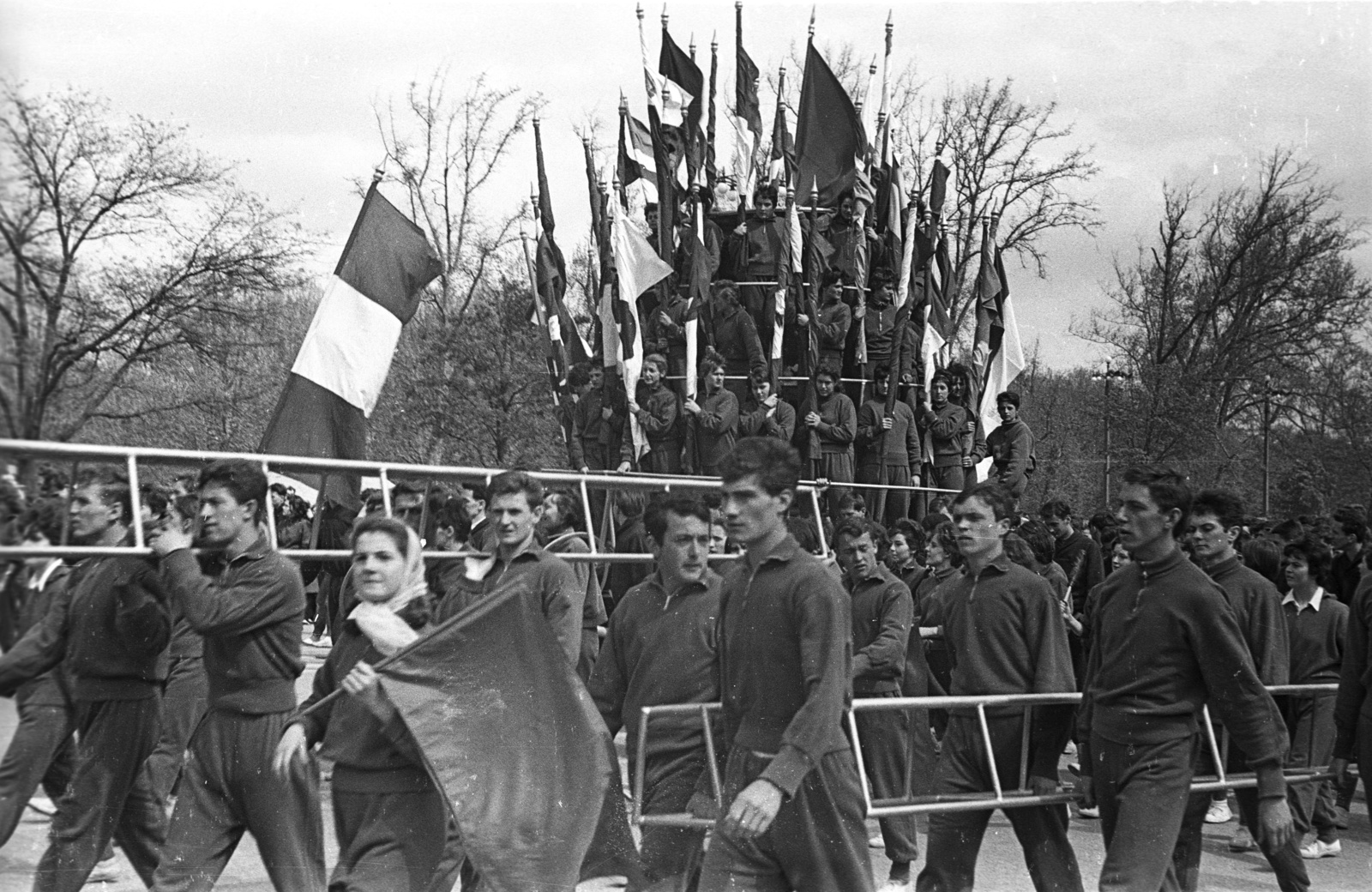 Hungary, Budapest XIV., Ötvenhatosok tere (Felvonulási tér)., 1962, Lencse Zoltán, flag, march, 1st of May parade, workout clothes, Budapest, Fortepan #61204