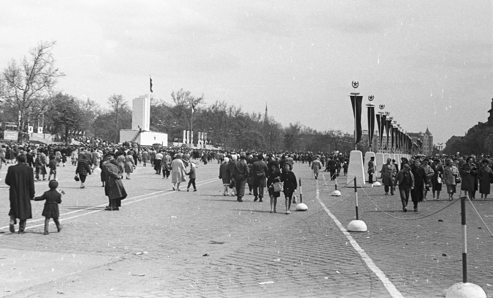 Hungary, Budapest XIV., Ötvenhatosok tere (Felvonulási tér)., 1962, Lencse Zoltán, flag, march, 1st of May parade, Red Star, Budapest, Fortepan #61205