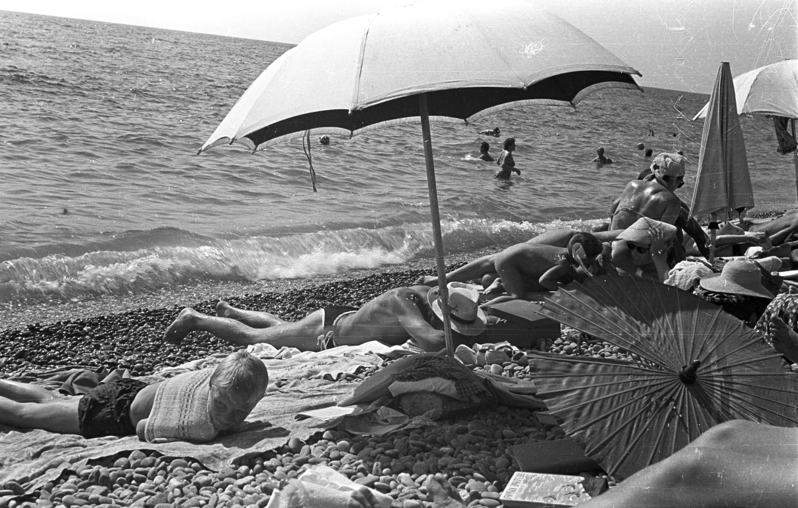 Ukraine, Krim, Kurpati, Strand., 1962, Lencse Zoltán, Soviet Union, sunshades, sunbathe, sea shore, Fortepan #61207