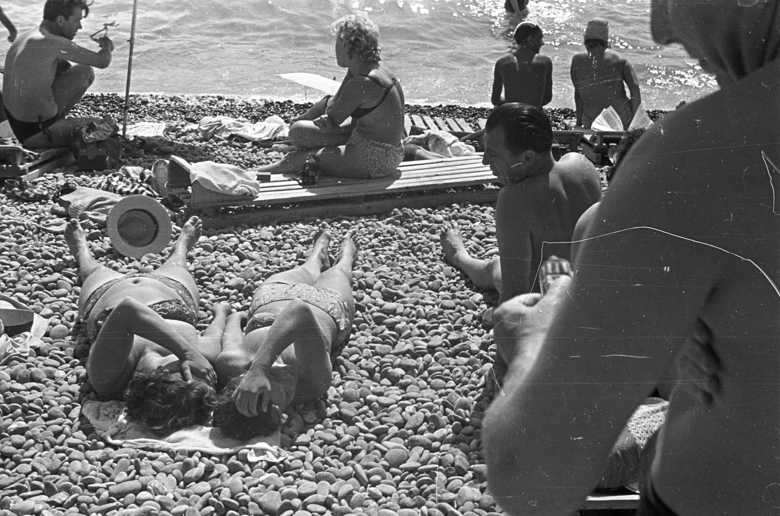 Ukraine, Krim, Kurpati, Strand., 1962, Lencse Zoltán, Soviet Union, sunbathe, sea shore, Fortepan #61208