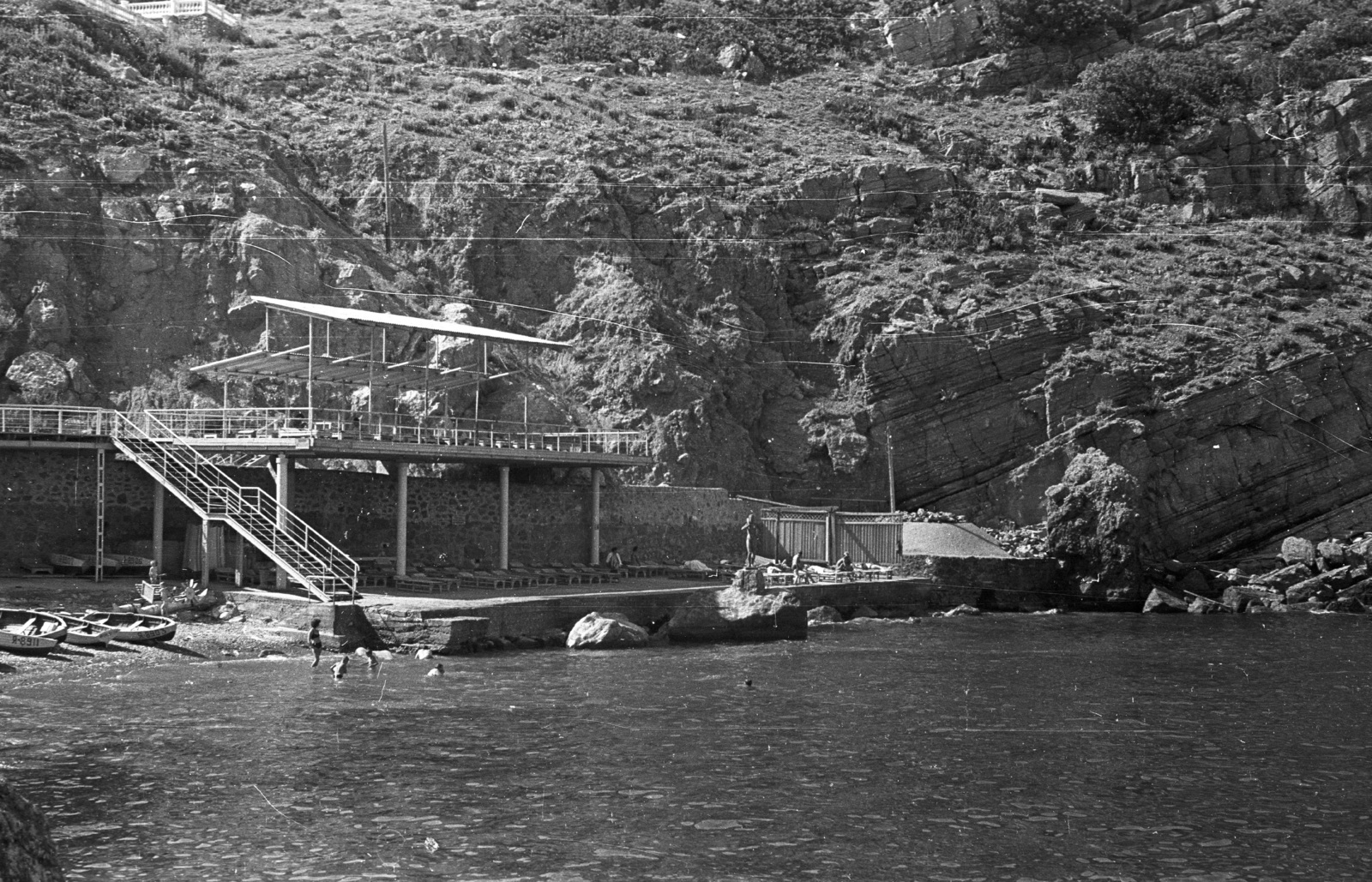 Ukrajna,Krim félsziget, Haspra, strand a "Lastivcsine hnizdo" kikötő közelében., 1962, Lencse Zoltán, Szovjetunió, tengerpart, Fortepan #61230