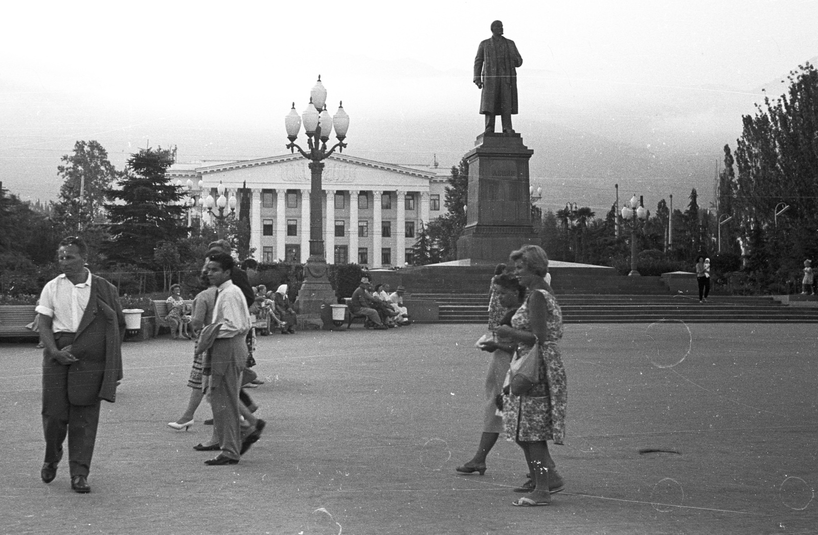 Ukrajna,Krim félsziget, Jalta, Lenin tér., 1962, Lencse Zoltán, Szovjetunió, séta, szobor, Lenin-ábrázolás, Fortepan #61238