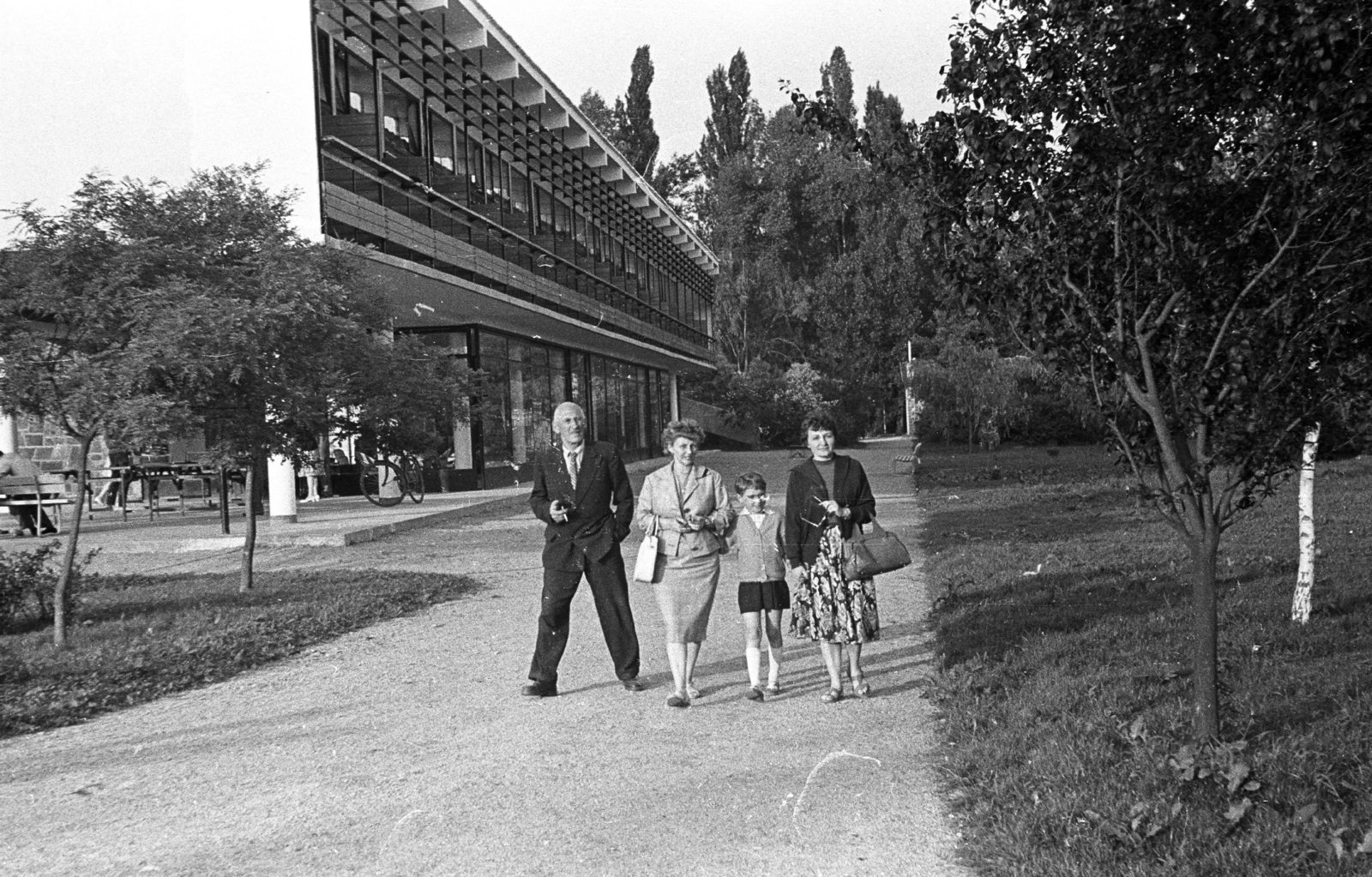 Magyarország,Balaton, Tihany, Kis Tihany Szálló (Motel)., 1962, Lencse Zoltán, modern építészet, nők, férfi, fa, épület, gyerek, Fortepan #61250