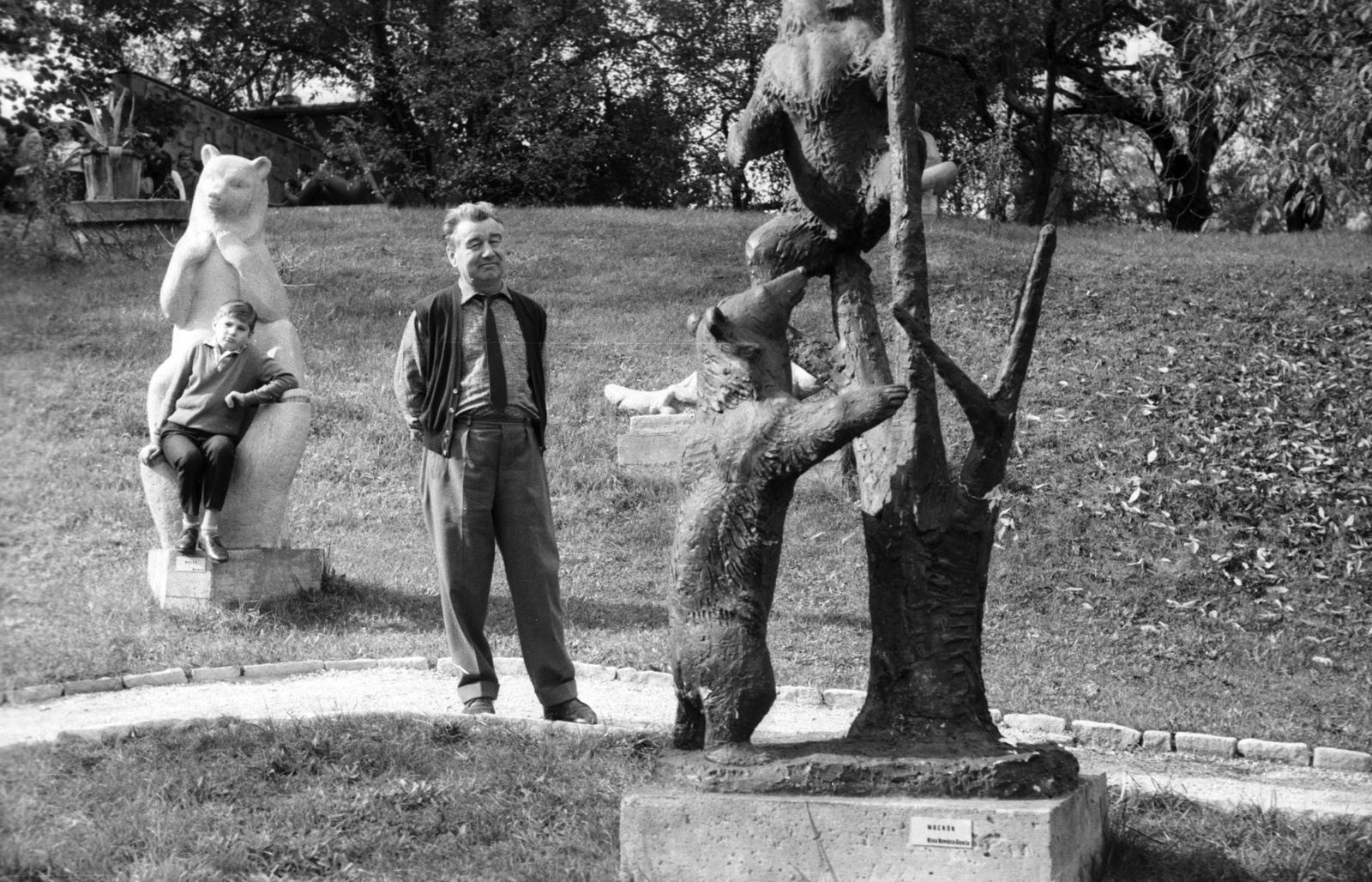 Hungary, Szentendre, Ady Endre úti szoborpark. Balra Ács József szobra, Mézes (1961), ma "Ülő medve" a III. kerületben látható. Jobbra Kiss Kovács Gyula alkotása, Mackók (1957), ma a XIV. kerületben áll., 1966, Lencse Zoltán, sculpture, bear, sitting on a sculpture, Fortepan #61255
