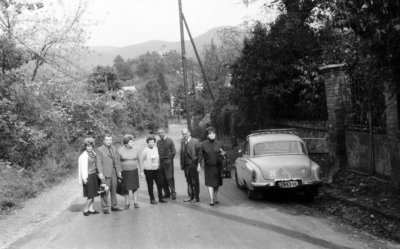Hungary, Csobánka, Ady Endre utca, a dombtetőn a Szent Hubertus-kápolna., 1968, Lencse Zoltán, German brand, Wartburg-brand, automobile, number plate, country code sign, Fortepan #61259