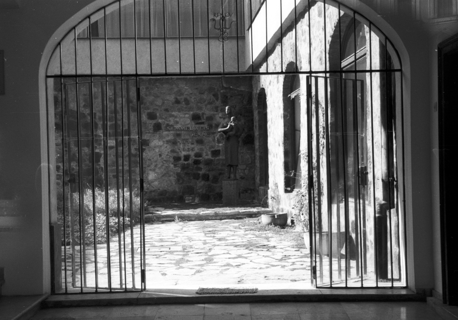 Hungary, Tabán, Budapest I., Apród utca 1-3., a Semmelweis Orvostörténeti Múzeum udvara., 1966, Lencse Zoltán, sculpture, Budapest, arch, kid, garden, grille, museum, Egon Pfannl-design, snake, door mat, gate, Miklós Borsos-design, Fortepan #61263