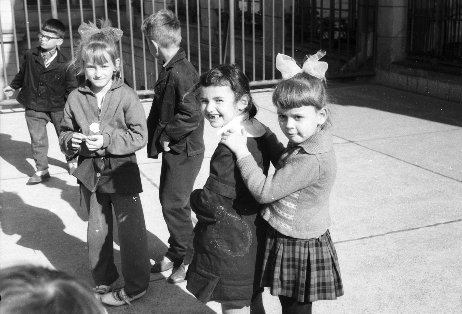 Hungary, Budapest II., Lajos utca 34., Általános iskola udvari terasza., 1962, Lencse Zoltán, kids, school yard, attire, Budapest, ribbon, Fortepan #61265