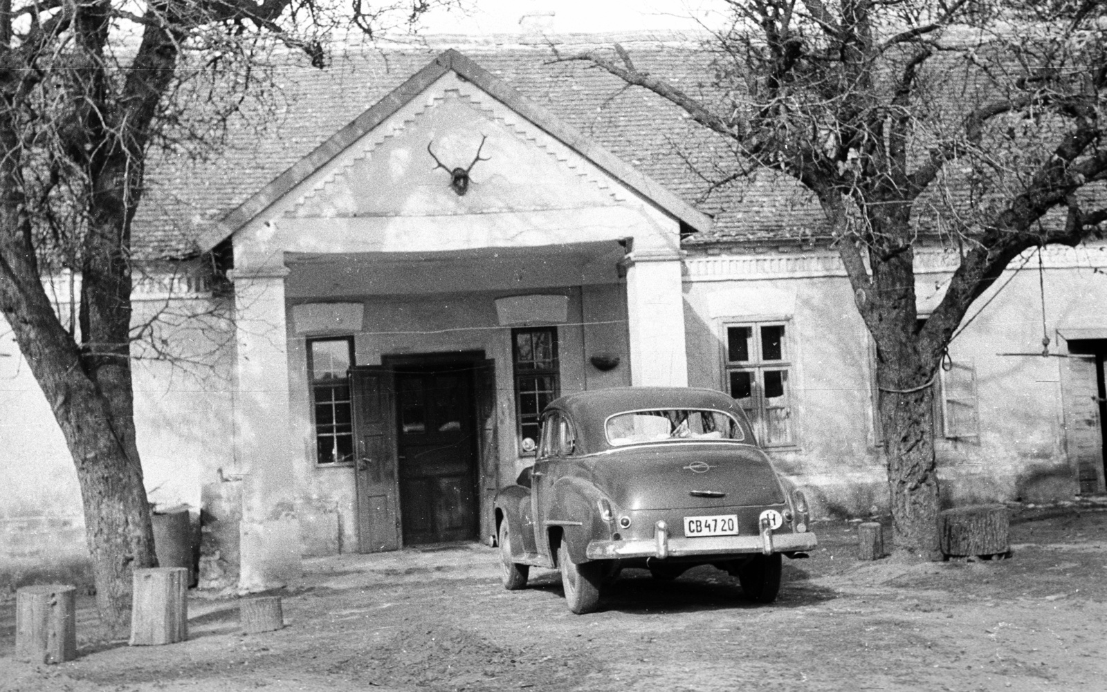1962, Lencse Zoltán, német gyártmány, Opel-márka, trófea, tornác, automobil, rendszám, Opel Kapitän, kúria, országjelzés, fa, Fortepan #61267