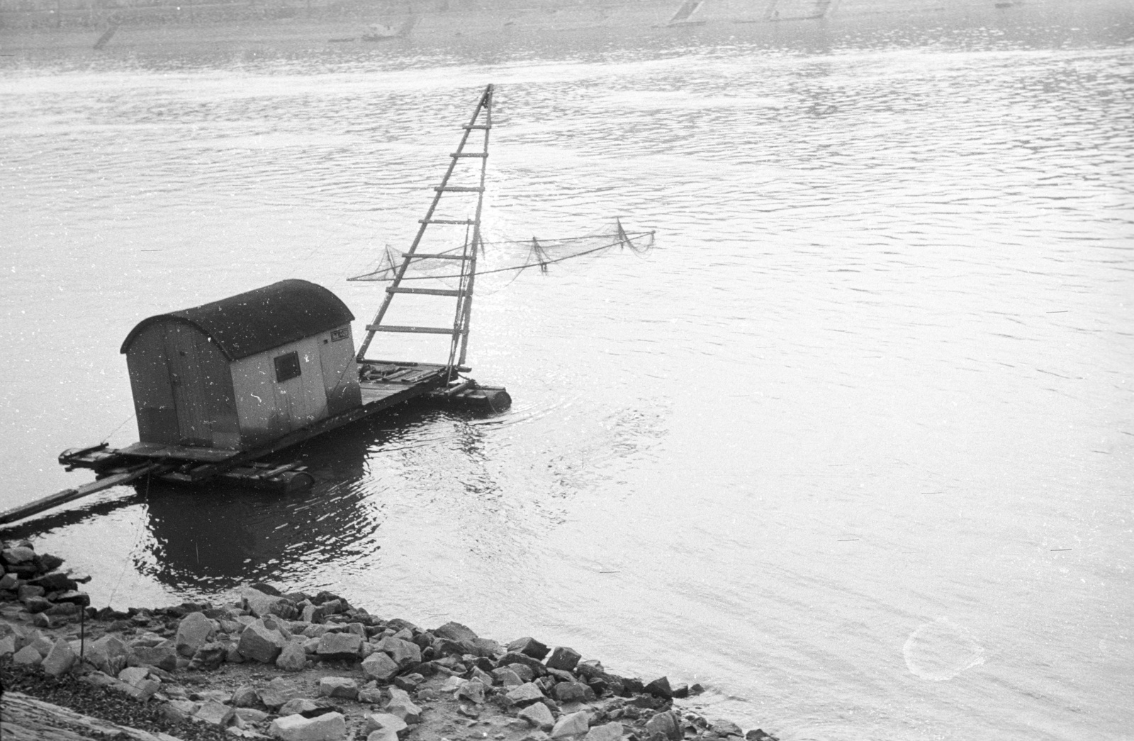 Hungary, Margit Islands, Budapest, budai oldal, a Császárfürdővel szemben., 1962, Lencse Zoltán, fishing, fishing net, Fortepan #61272