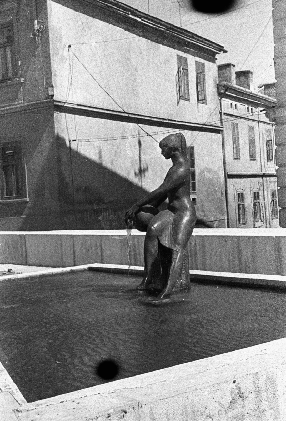 Hungary, Veszprém, Óváros (Vörös Hadsereg) tér, Korsós lány szobra (Zsuzsi-szobor), R. Kiss Lenke alkotása (1961). Ma a tér másik részén, más alapzaton áll., 1962, Lencse Zoltán, sculpture, public art, female figure, Fortepan #61291