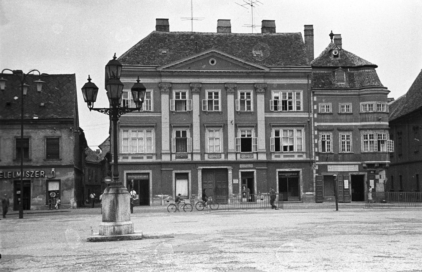 Hungary, Győr, Széchenyi tér, balra a Kenyér köz torkolata. Jobbra a Stelczer Lajos utca sarkán a Vastuskós ház., 1967, Lencse Zoltán, square, lamp post, Baroque-style, Classicism, pediment, Antal Fruhmann-design, bicycle, Fortepan #61299