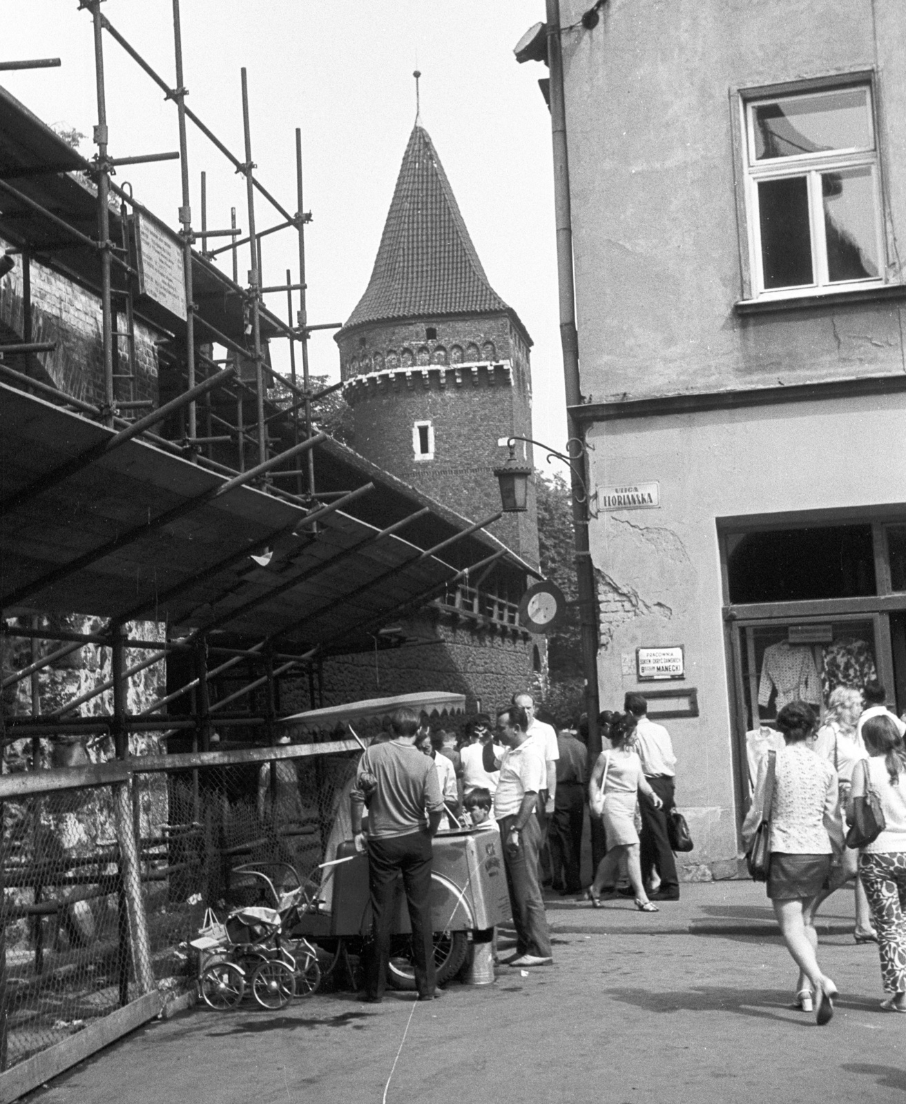 Lengyelország, Krakkó, ulica Pijarska, jobbra az ulica Floriańska torkolata., 1971, Lencse Zoltán, utcanévtábla, Fortepan #61311