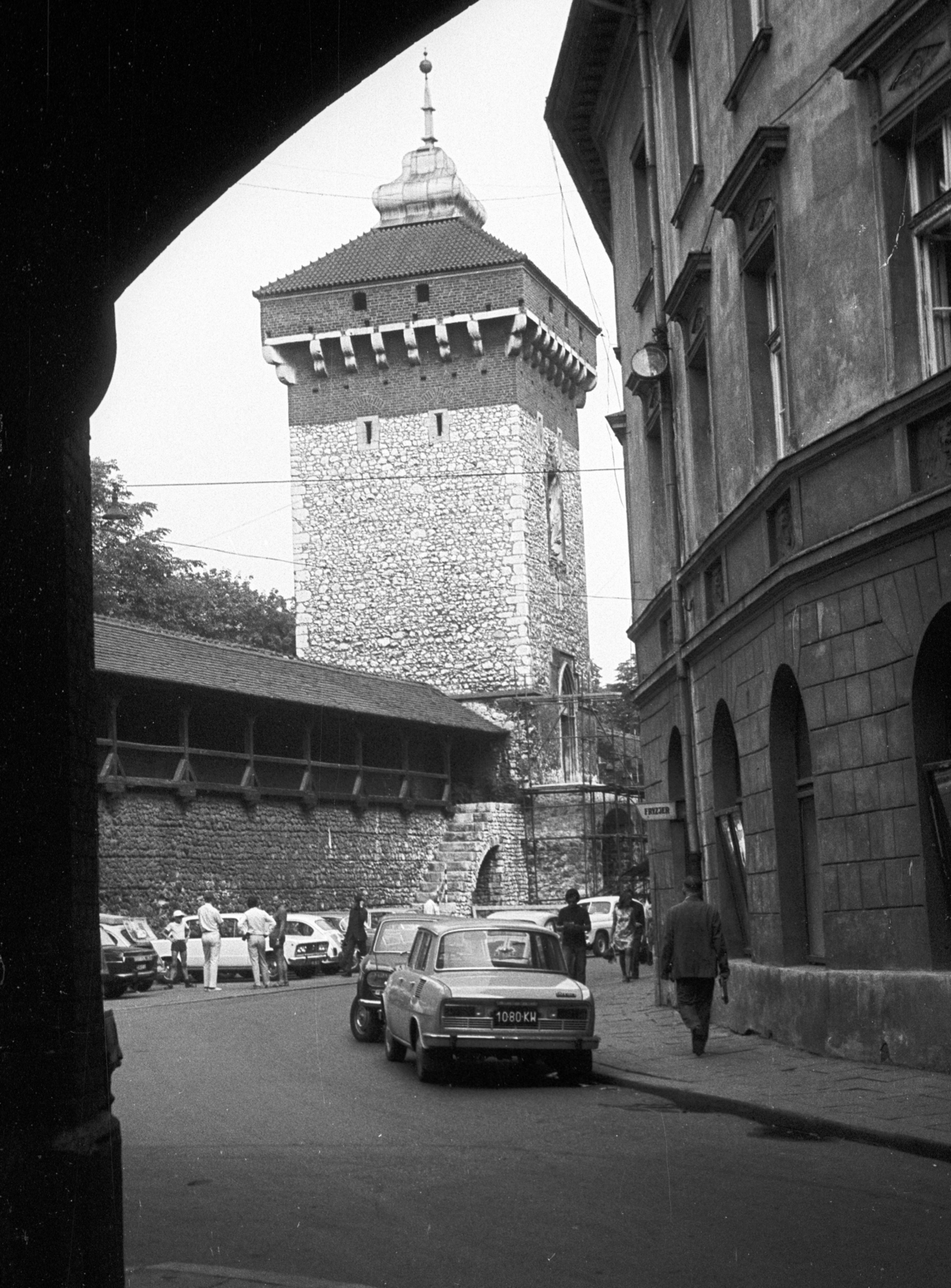 Lengyelország, Krakkó, ulica Pijarska, szemben a Flórián kapu., 1971, Lencse Zoltán, Skoda-márka, torony, automobil, rendszám, Skoda 100, Fortepan #61312