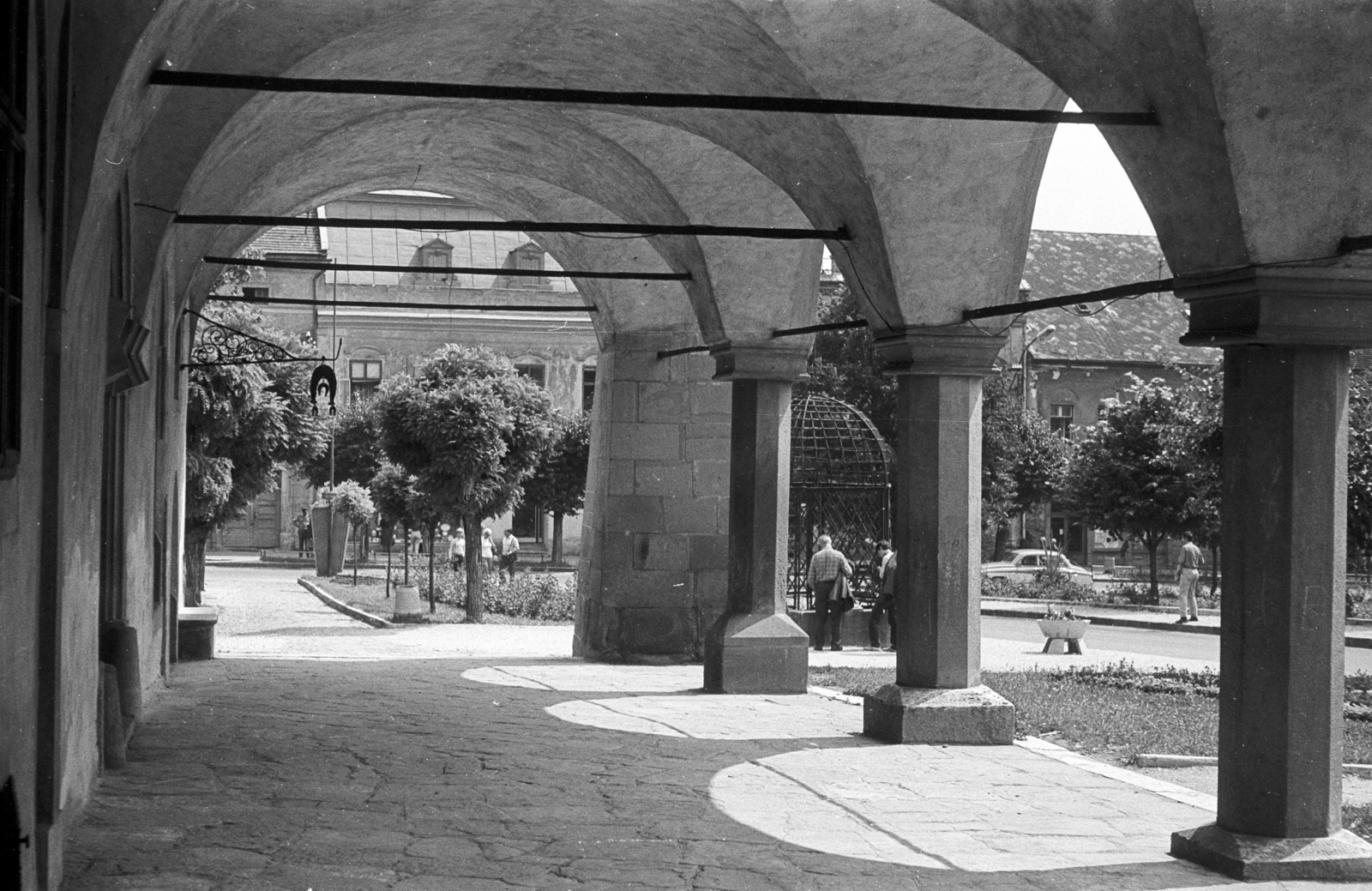 Slovakia, Levoča, a Városháza árkádjai és a szégyenketrec., 1971, Lencse Zoltán, Czechoslovakia, archway, Cage of Shame, Fortepan #61315
