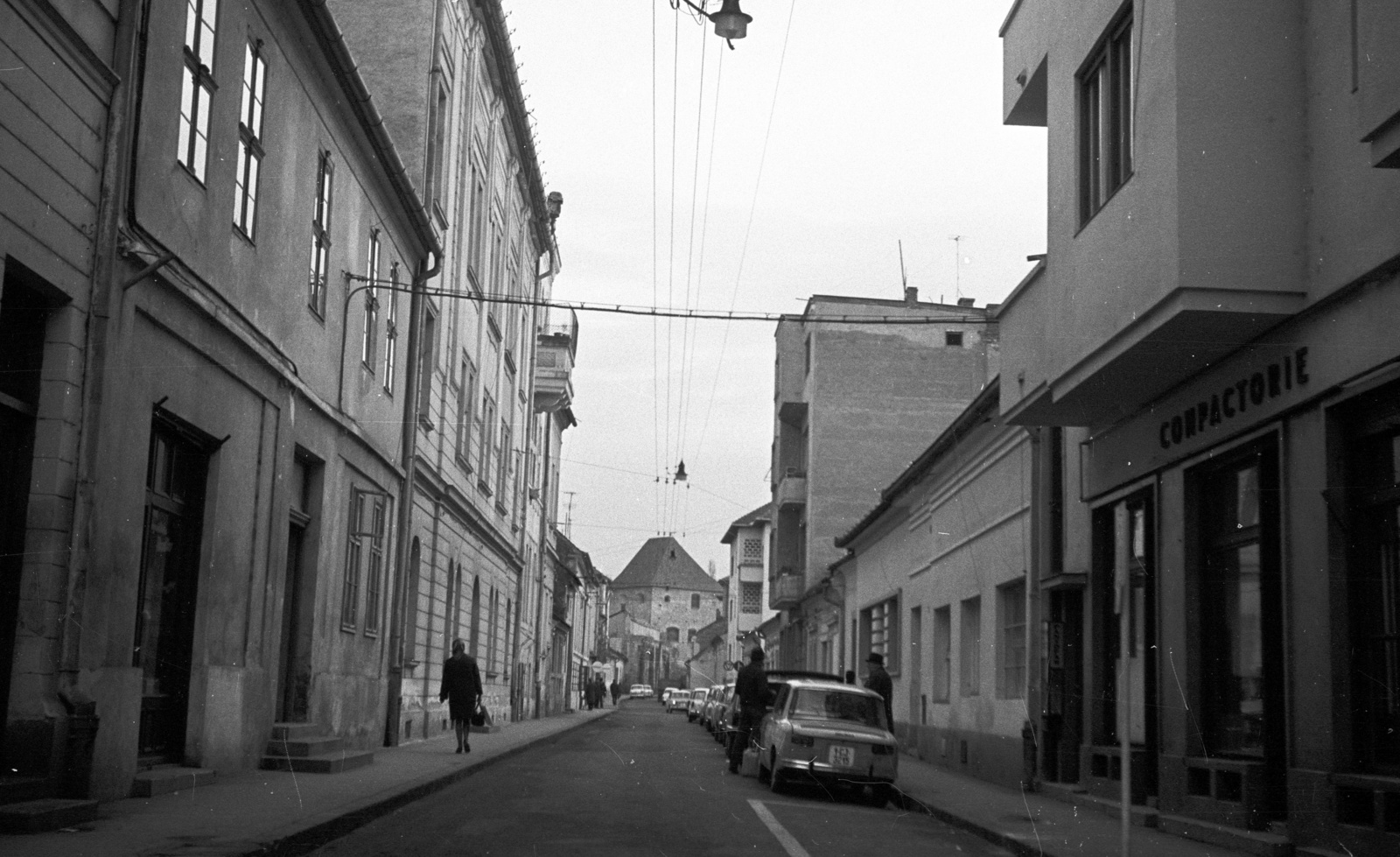 Romania,Transylvania, Cluj-Napoca, Farkas utca, a végén a Szabók bástyája (Bethlen-bástya) látszik., 1972, Lencse Zoltán, street view, number plate, bookbinder, Fortepan #61328