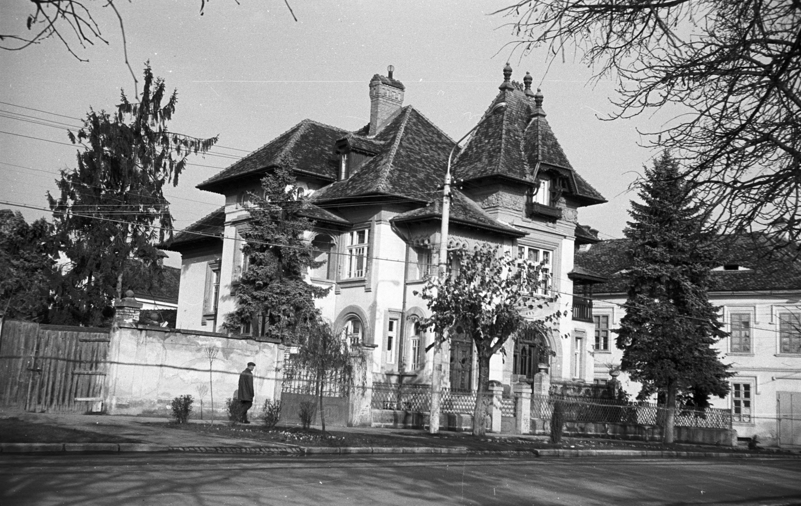 Romania,Transylvania, Făgăraș, Strada Mihai Viteazul, jobbra a Strada Constantin Popp torkolata., 1972, Lencse Zoltán, mansion, Fortepan #61336