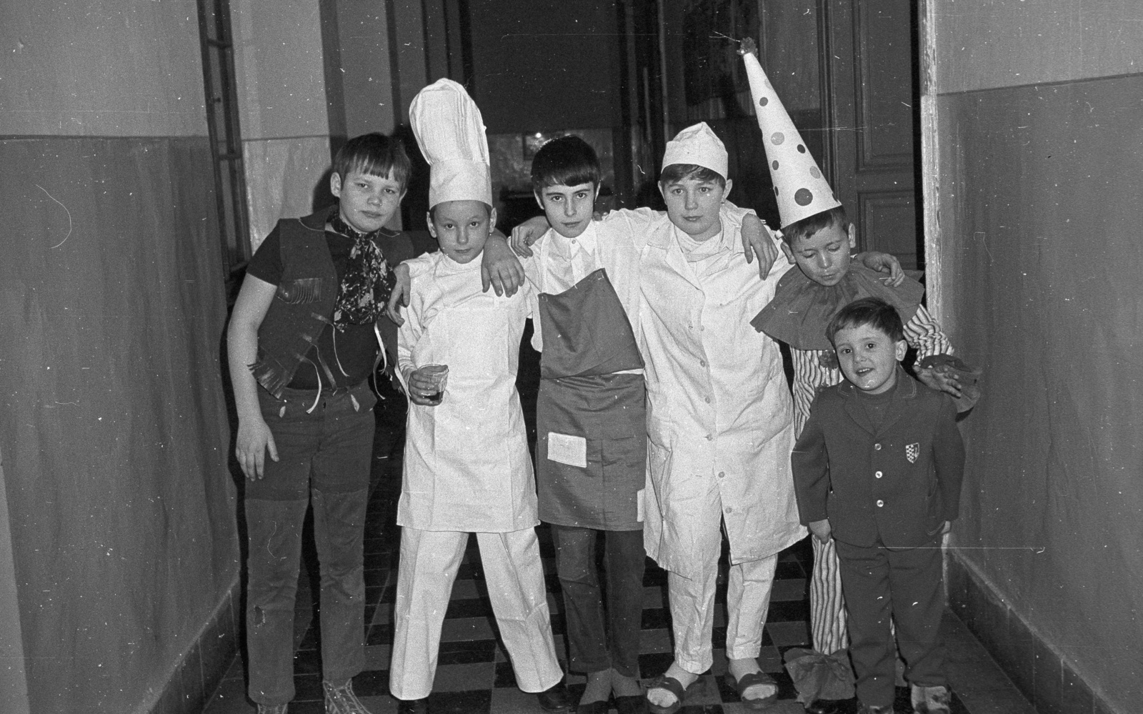 Hungary, Budapest II., Lajos utca 34., Általános iskola folyosója., 1972, Lencse Zoltán, Budapest, odd one out, boys, costume, Fortepan #61337