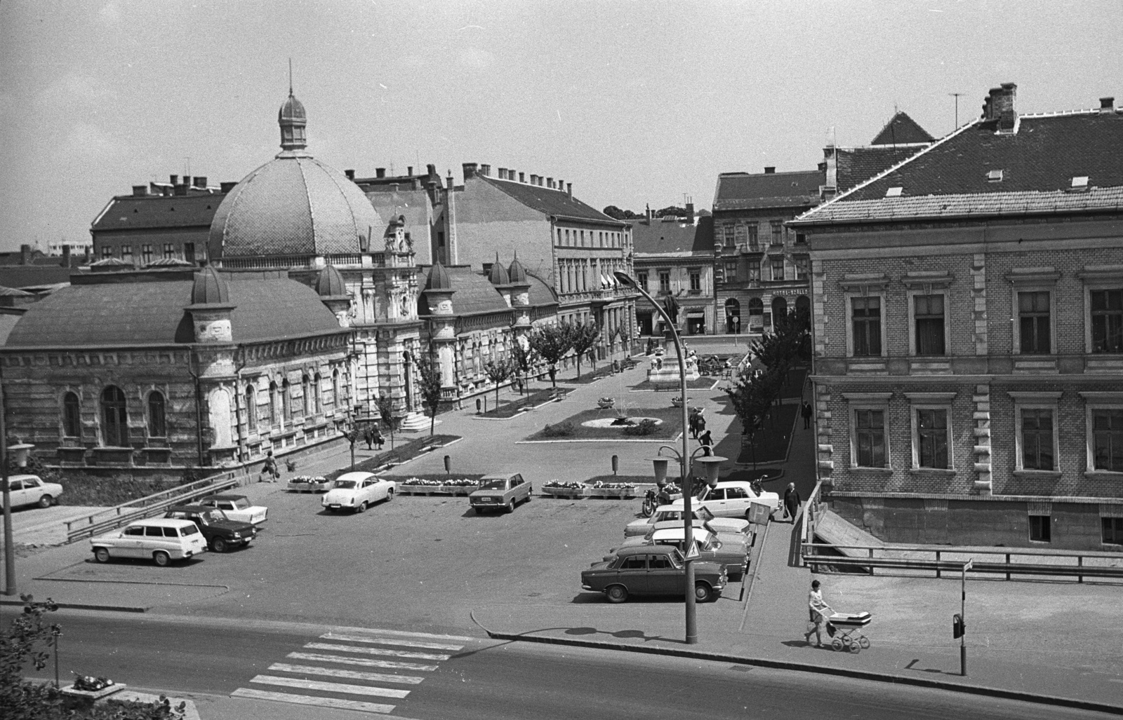 Magyarország, Miskolc, Erzsébet (Szabadság) tér az Avasról nézve, bal oldalon az Erzsébet fürdő., 1972, Lencse Zoltán, szovjet gyártmány, tér, Lada-márka, automobil, VAZ 2101, eklektikus építészet, Adler Károly-terv, babakocsi, Fortepan #61340