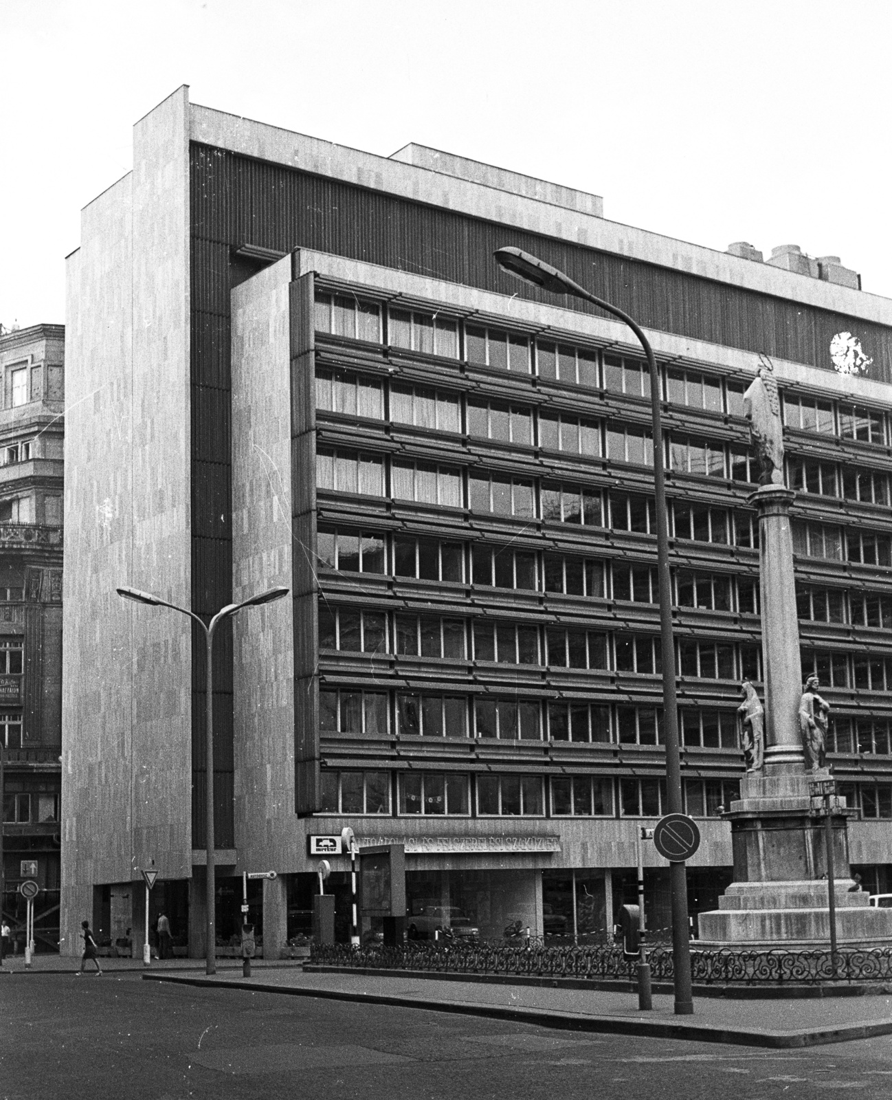 Hungary, Budapest V., Szervita (Martinelli) tér, Mária oszlop, háttérben az Országos Műszaki Fejlesztési Bizottság (OMFB) székháza., 1973, Lencse Zoltán, Budapest, Virgin Mary-portrayal, Fortepan #61344