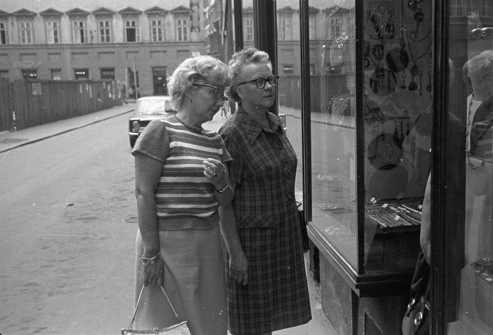 Hungary, Budapest V., Régi posta utca a Petőfi Sándor utca irányából nézve., 1972, Lencse Zoltán, Show window, Budapest, Fortepan #61345