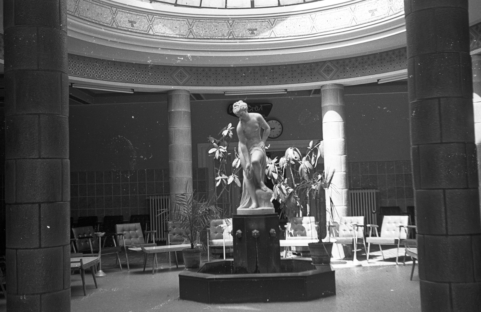 Hungary, Miskolc,Miskolctapolca, a Barlangfürdő előcsarnoka., 1972, Lencse Zoltán, sculpture, ashtray, radiator, Fortepan #61347