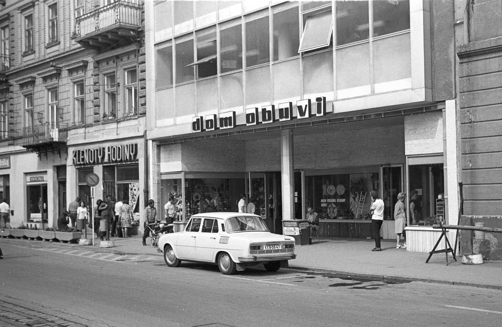 Slovakia, Košice, Fő utca (ulica Hlavná) 29., 1972, Lencse Zoltán, Czechoslovakia, street view, Skoda-brand, political decoration, balcony, number plate, watch jewelry store, shoe store, modern architecture, lottery ticket sellers, Functionalism, Vladimír Karfík-design, Fortepan #61350