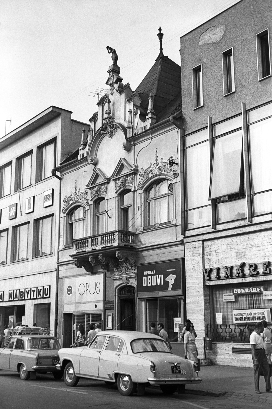 Slovakia, Košice, Fő utca (ulica Hlavná) 71., Koldus-ház., 1972, Lencse Zoltán, Czechoslovakia, sign-board, sculpture, street view, genre painting, Moskvitch-brand, M21 Wolga, number plate, furniture shop, modern architecture, record store, shoe repair, country code sign, Fortepan #61356