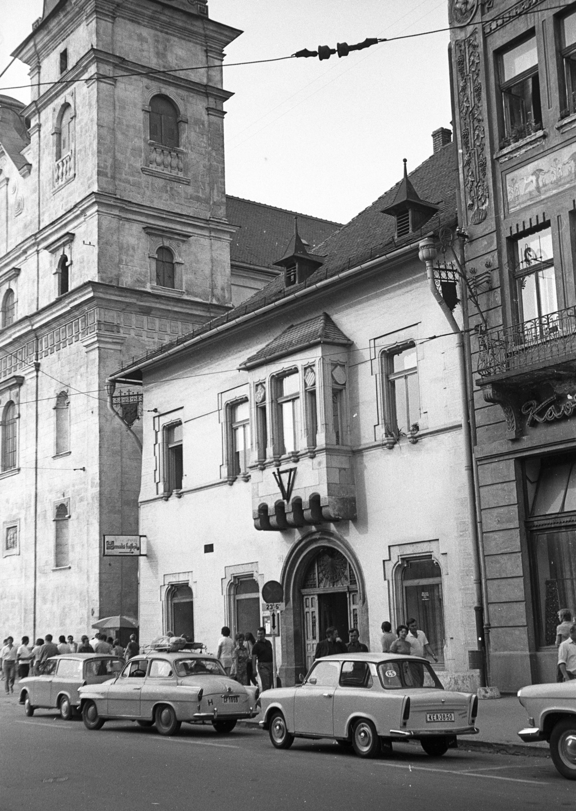 Slovakia, Košice, Fő utca (ulica Hlavná) 65., Lőcsei-ház., 1972, Lencse Zoltán, Czechoslovakia, church, Trabant-brand, GAZ-brand, street view, genre painting, Skoda-brand, restaurant, number plate, country code sign, bay window, Fortepan #61357