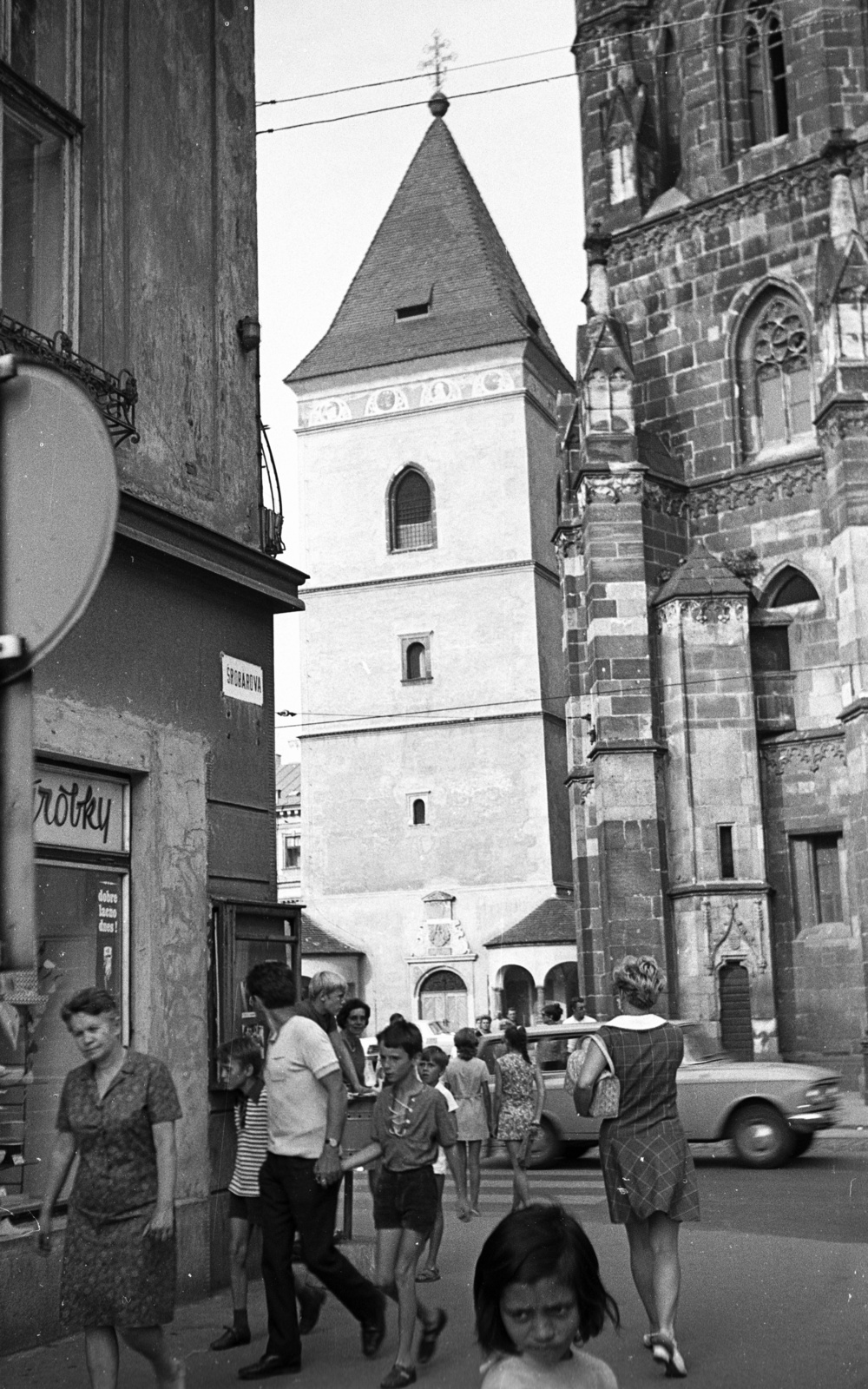 Slovakia, Košice, Erzsébet utca (Alžbetina ulica), szemben az Orbán-torony és a Dóm., 1972, Lencse Zoltán, Czechoslovakia, pedestrian, street view, genre painting, street name sign, double crest, Cathedral, bell tower, Martin Lindtner-design, crosswalk, Fortepan #61358