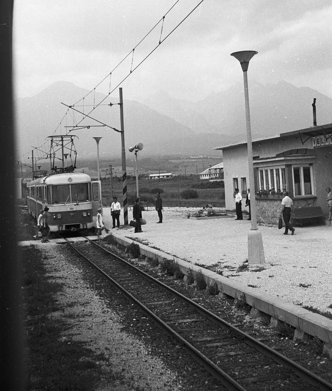 Slovakia,High Tatras, Veľký Slavkov, a Tátrai Villamos Vasút (TEŽ) állomása., 1972, Lencse Zoltán, Czechoslovakia, train station, place-name signs, Tatra Mountains, Fortepan #61363