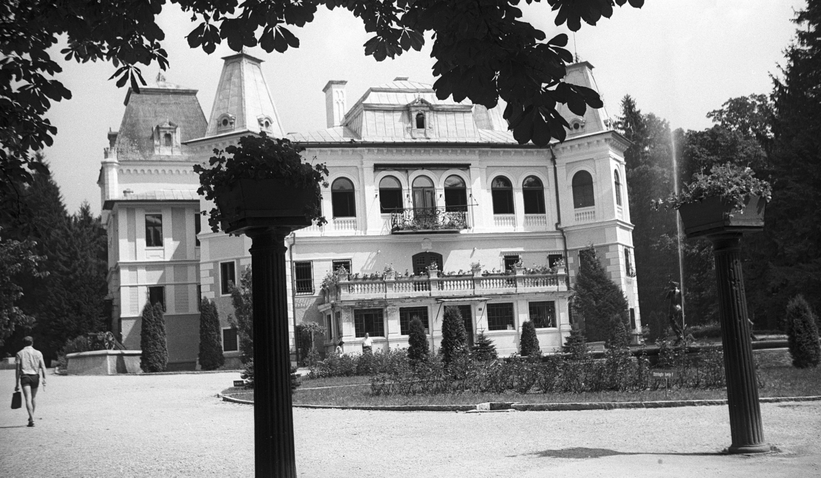 Slovakia, Betliar, Andrássy-kastély., 1972, Lencse Zoltán, Czechoslovakia, castle, fountain, cannon, planter, mansion, eclectic architecture, National Heritage, Fortepan #61365