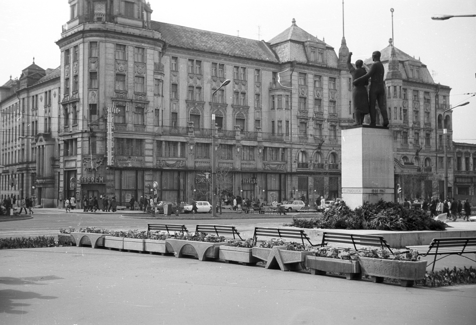 Hungary, Debrecen, Piac utca (Vörös Hadsereg útja), Felszabadulási emlékmű (később Debreceni család) Pátzay Pál 1967-ben felavatott alkotása. Háttérben az Aranybika Szálloda., 1973, Lencse Zoltán, hotel, restaurant, sculptural group, Art Nouveau architecture, Alfréd Hajós-design, Fortepan #61382
