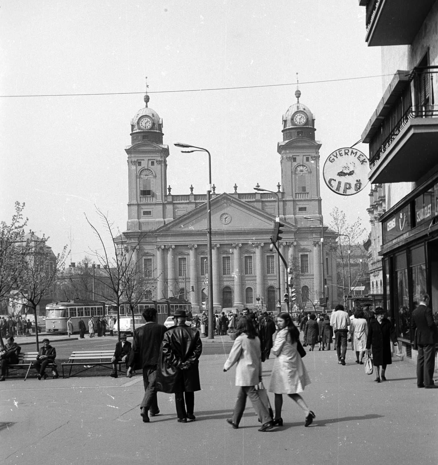 Magyarország, Debrecen, Piac utca (Vörös Hadsereg útja), szemben a Református Nagytemplom., 1973, Lencse Zoltán, templom, villamos, klasszicizmus, FVV CSM-2/CSM-4, timpanon, Rabl Károly-terv, Péchy Mihály-terv, Fortepan #61383