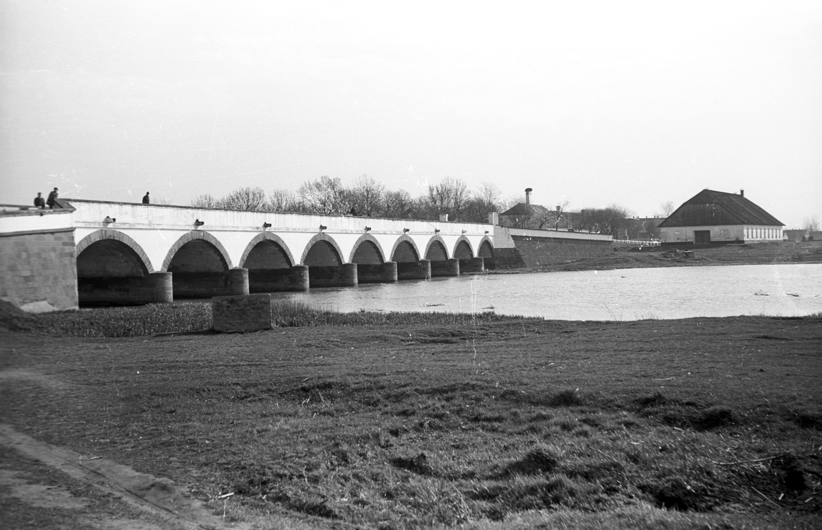 Hungary, Hortobágy, Kilenclyukú híd., 1973, Lencse Zoltán, bridge, stone bridge, arch bridge, Ferenc Povolny-design, Fortepan #61385
