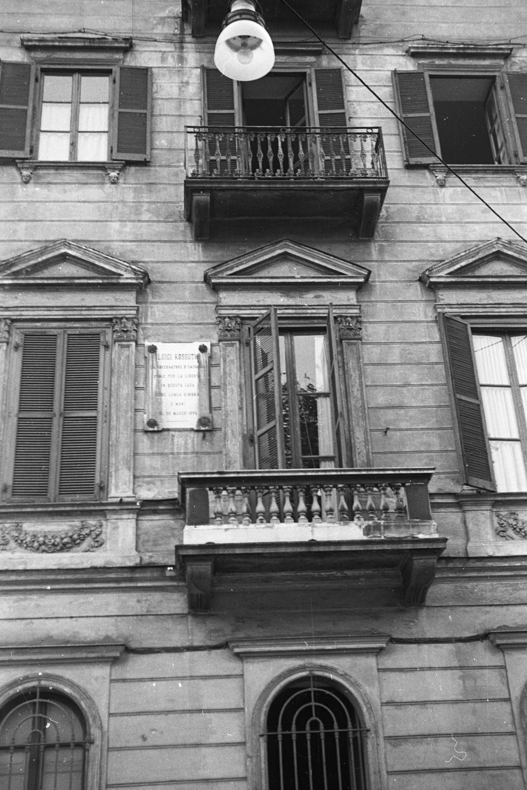 Italy, Turin, Via dei Mille 22., az emléktábla Kossuth Lajos egykori lakását jelzi., 1973, Lencse Zoltán, balcony, memorial plaque, Fortepan #61388
