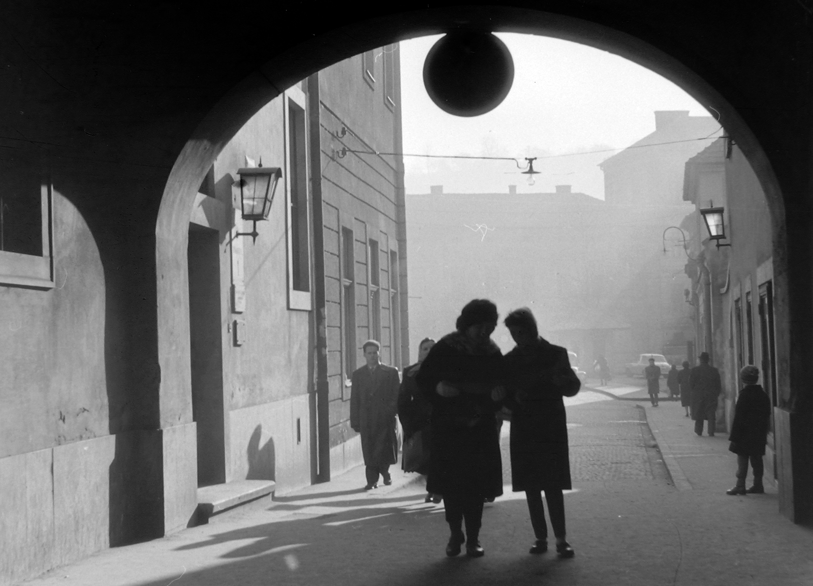 Hungary, Miskolc, Sötét kapu a Széchenyi utca felől fotózva., 1964, Fortepan, sunshine, light, street view, genre painting, Fortepan #6139